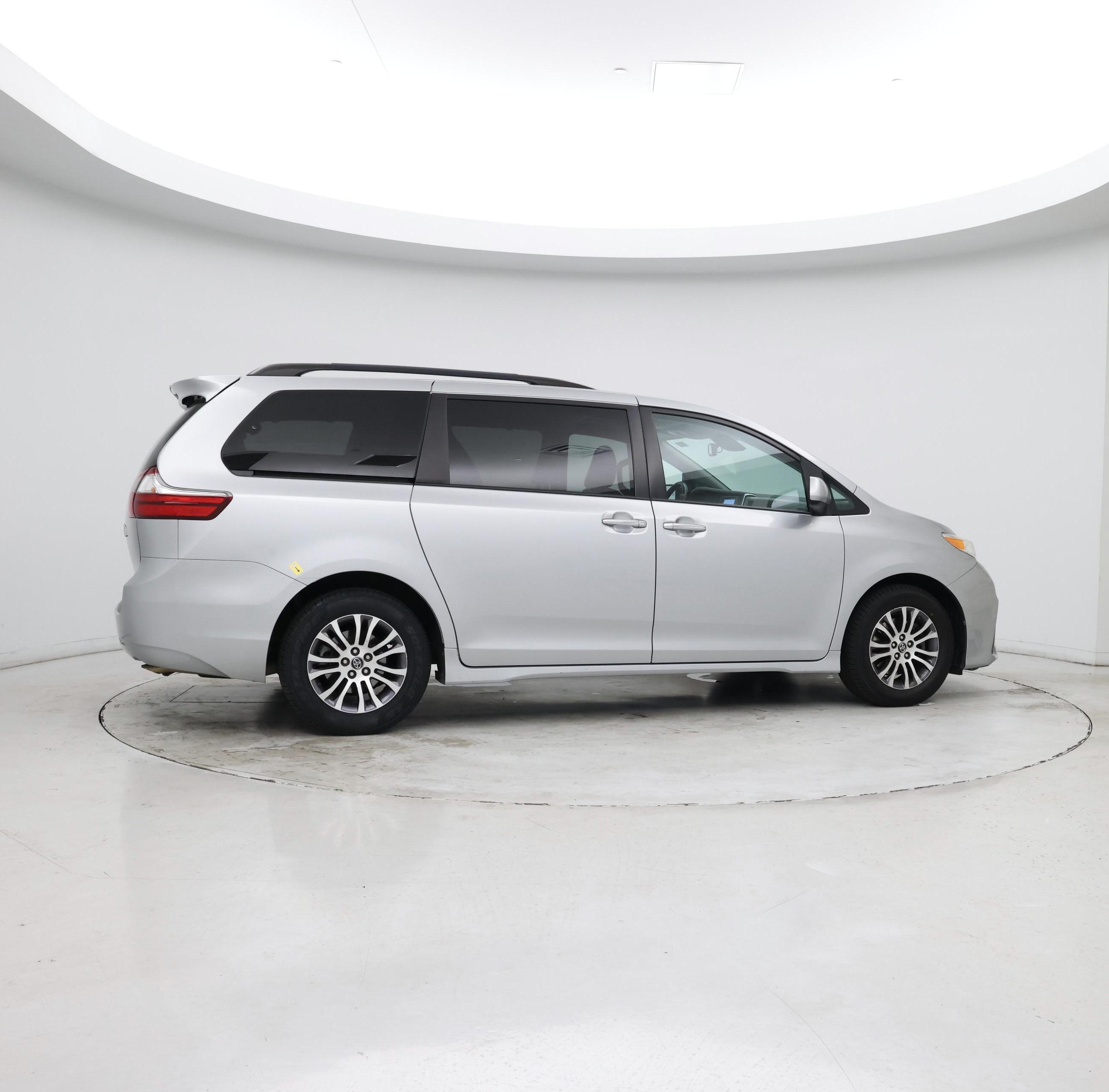 Thumbnail: 2020 Toyota Sienna - 8
