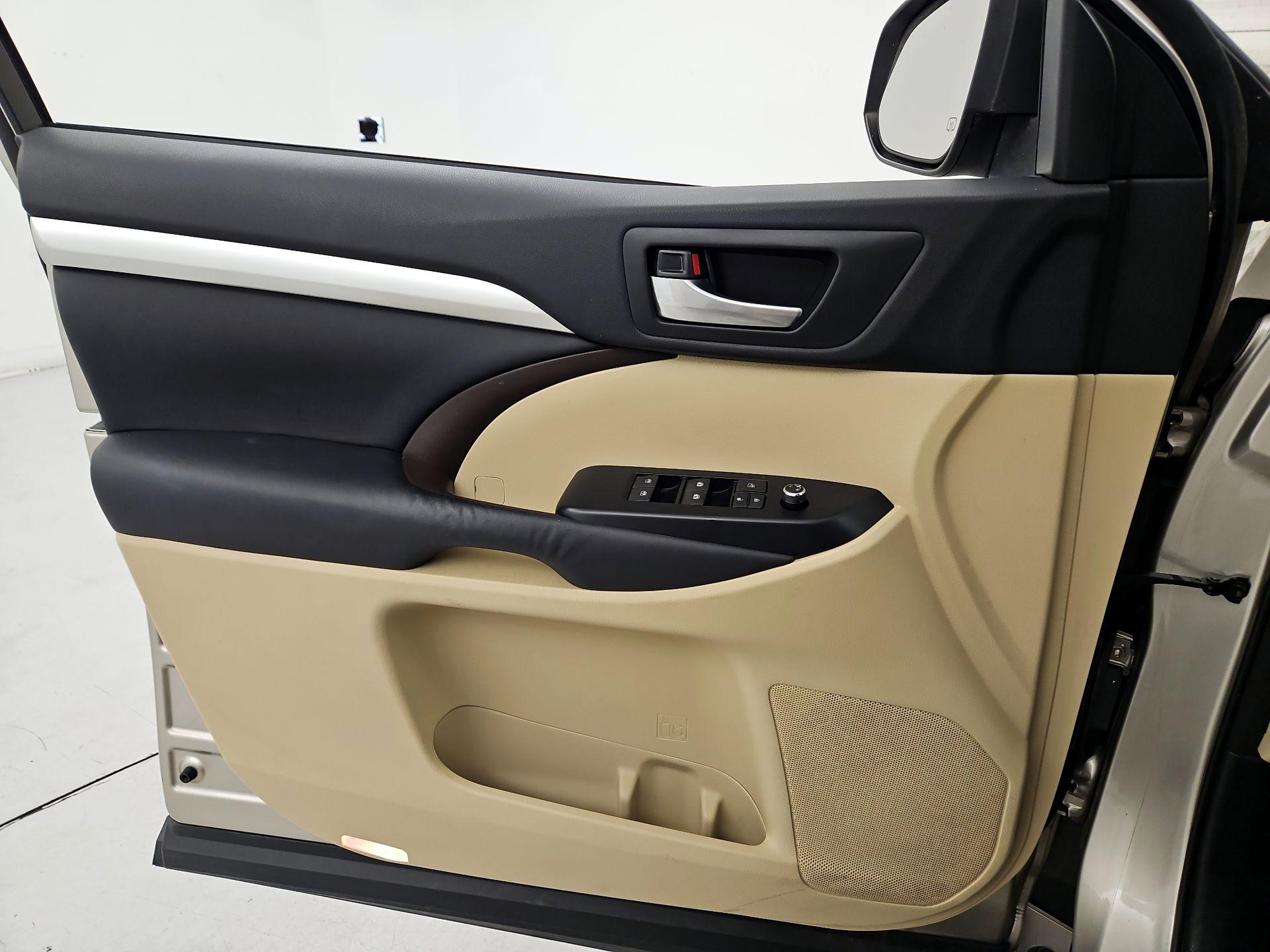 Thumbnail: 2015 Toyota Highlander - 12