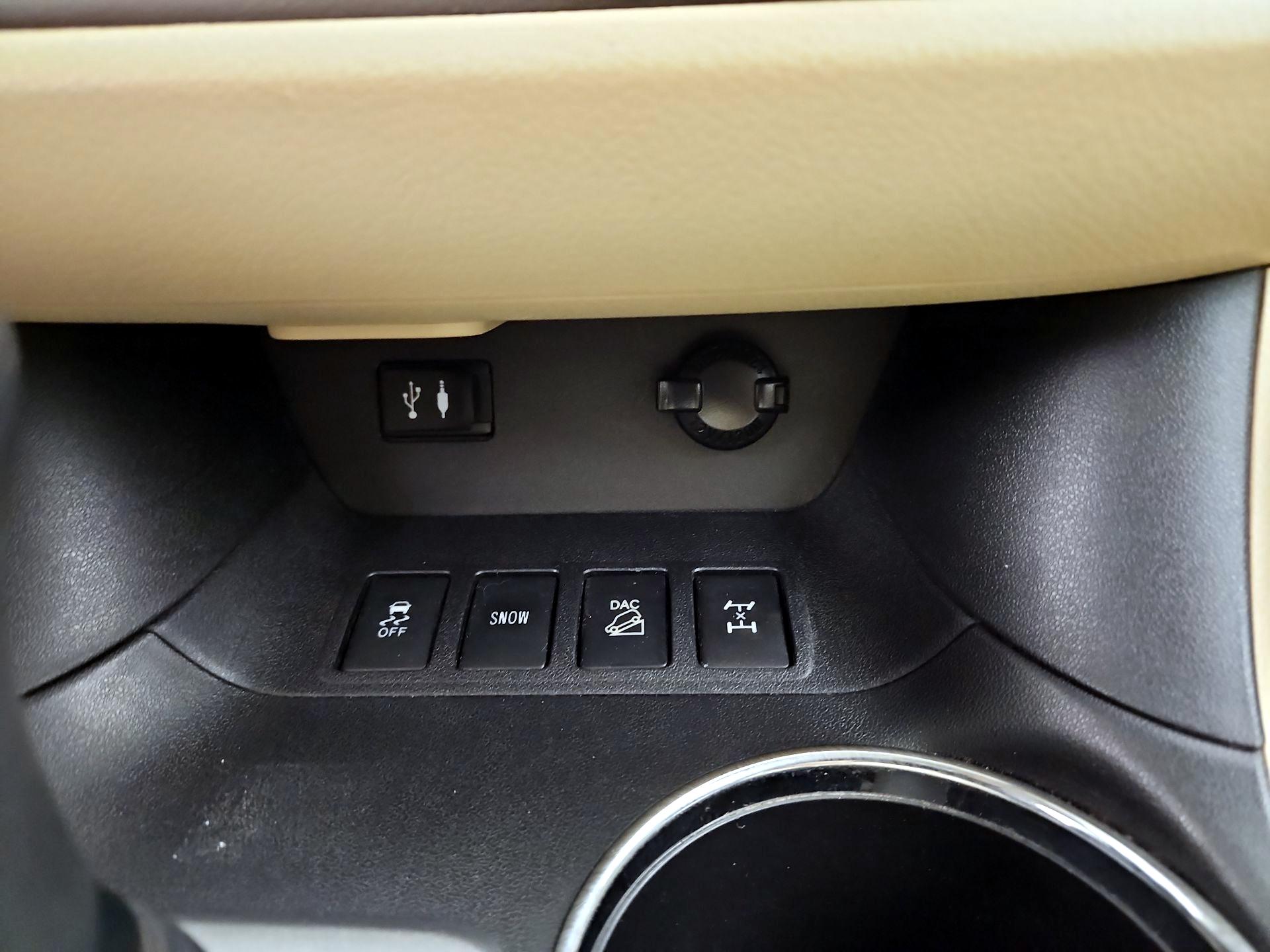 Thumbnail: 2015 Toyota Highlander - 18