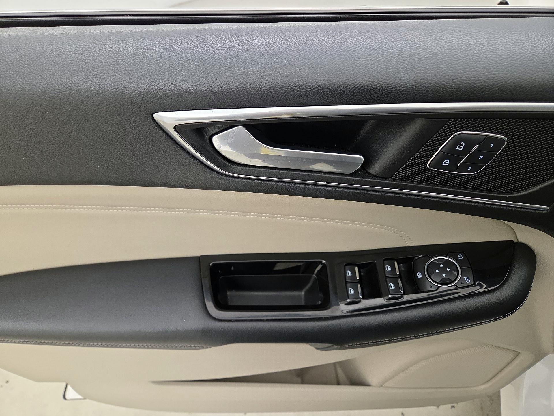 Thumbnail: 2015 Ford Edge - 12
