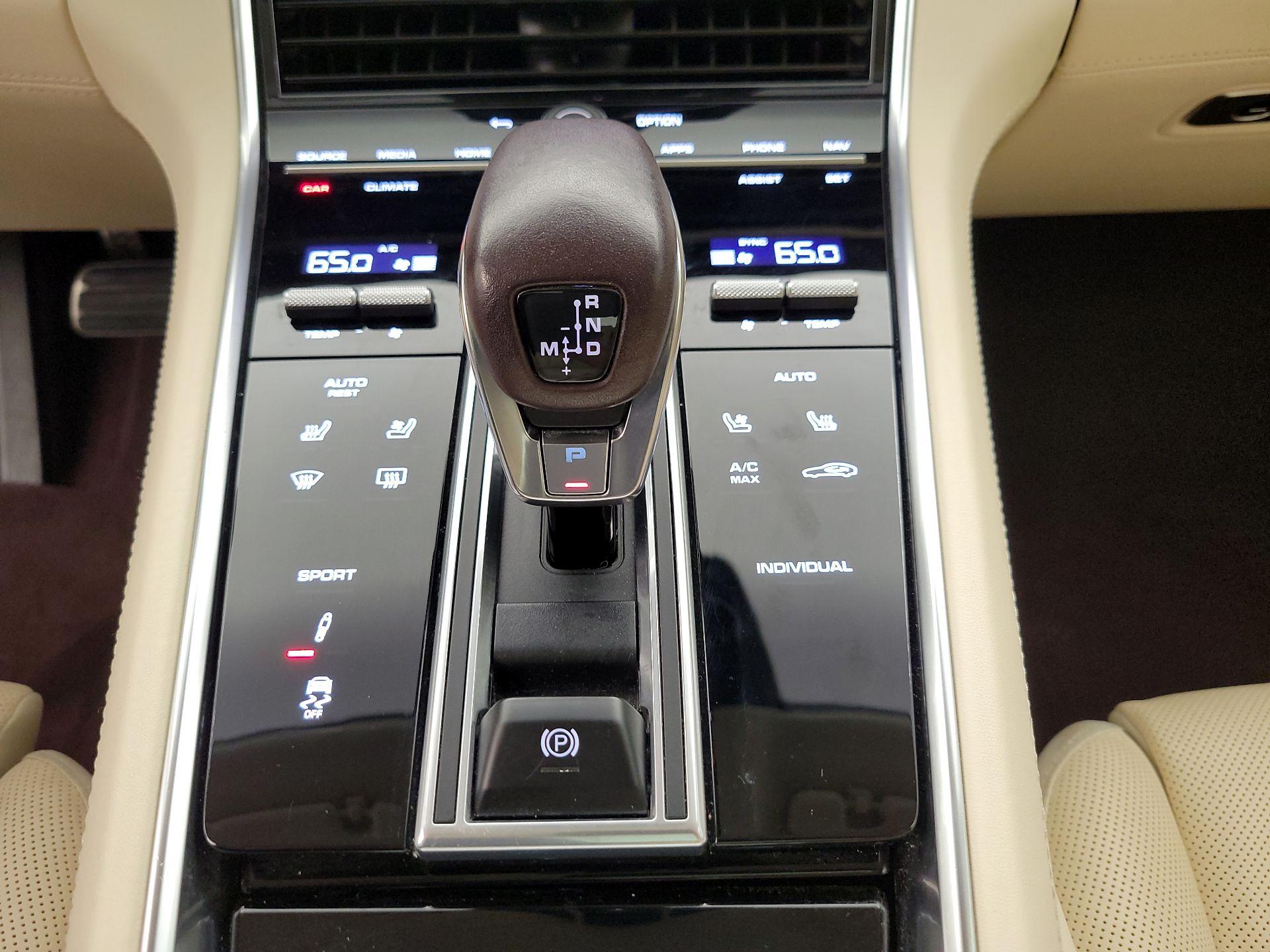 Thumbnail: 2021 Porsche Panamera - 18