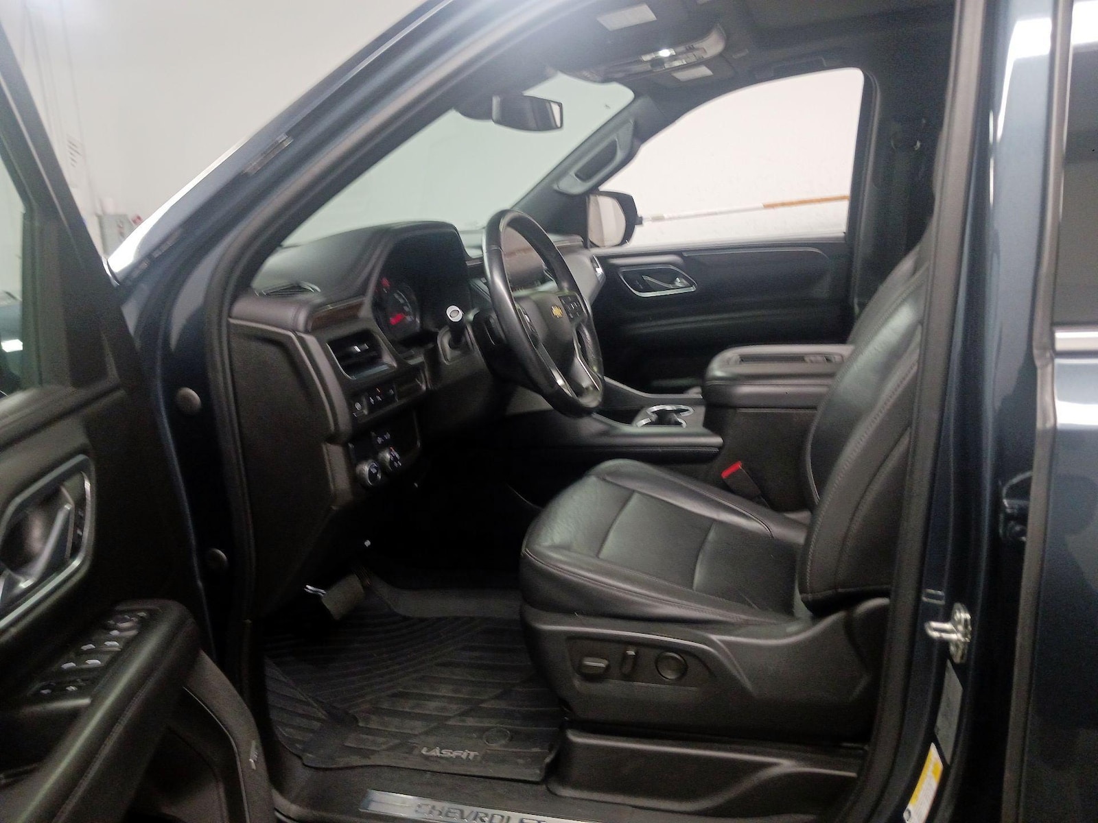 2021 Chevrolet Suburban LT - Photo 12