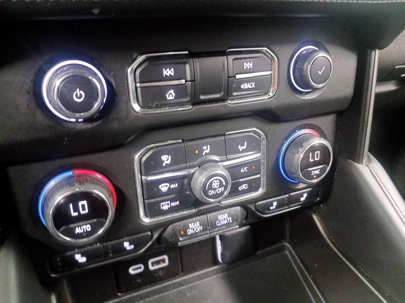 2021 Chevrolet Suburban LT - Photo 15