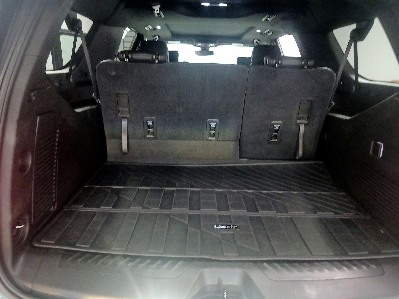 2021 Chevrolet Suburban LT - Photo 18
