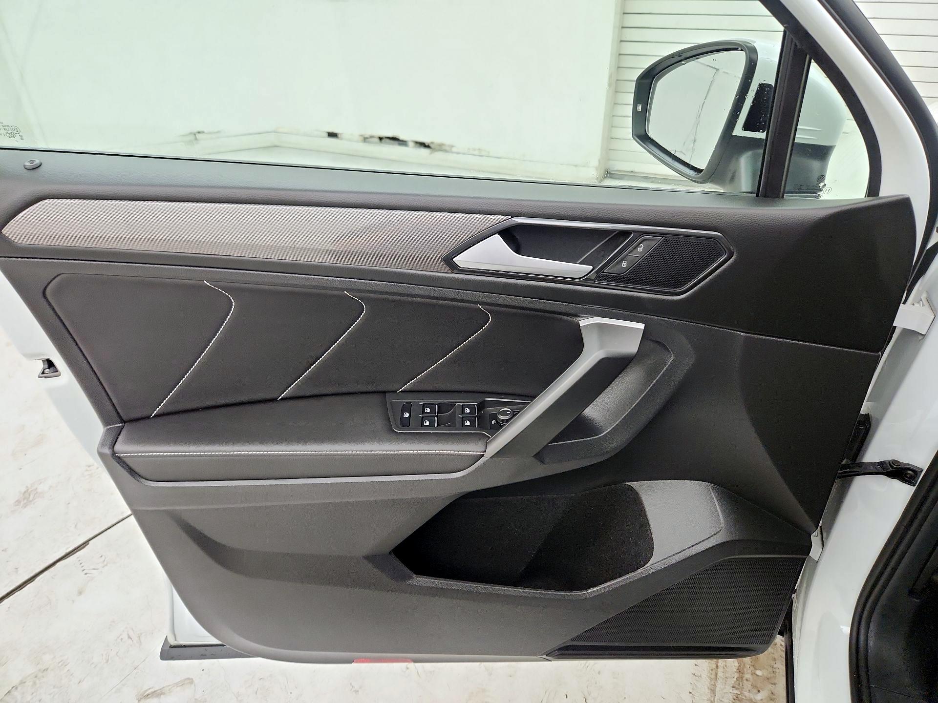 Thumbnail: 2023 Volkswagen Tiguan - 12
