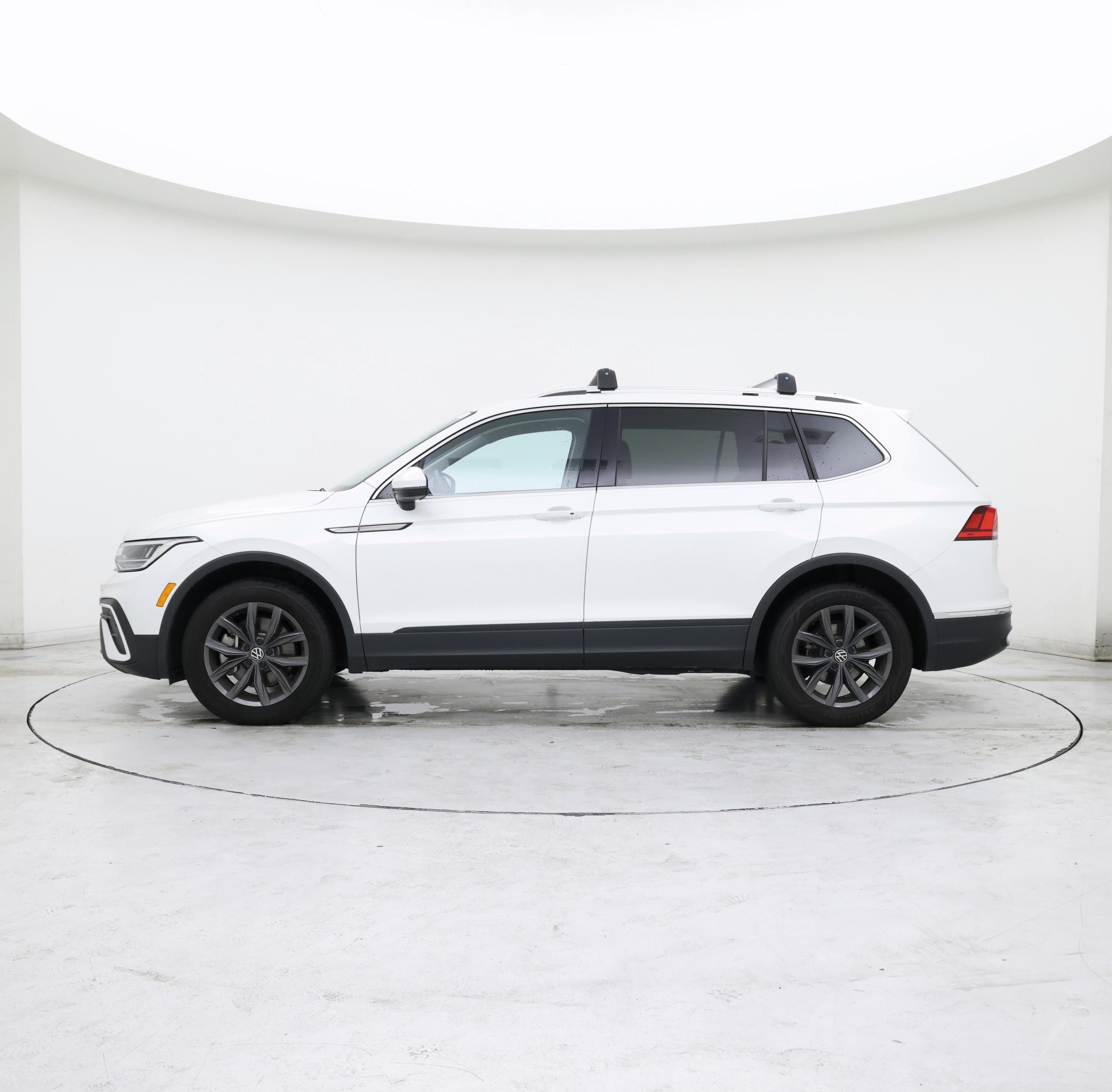 Thumbnail: 2023 Volkswagen Tiguan - 3