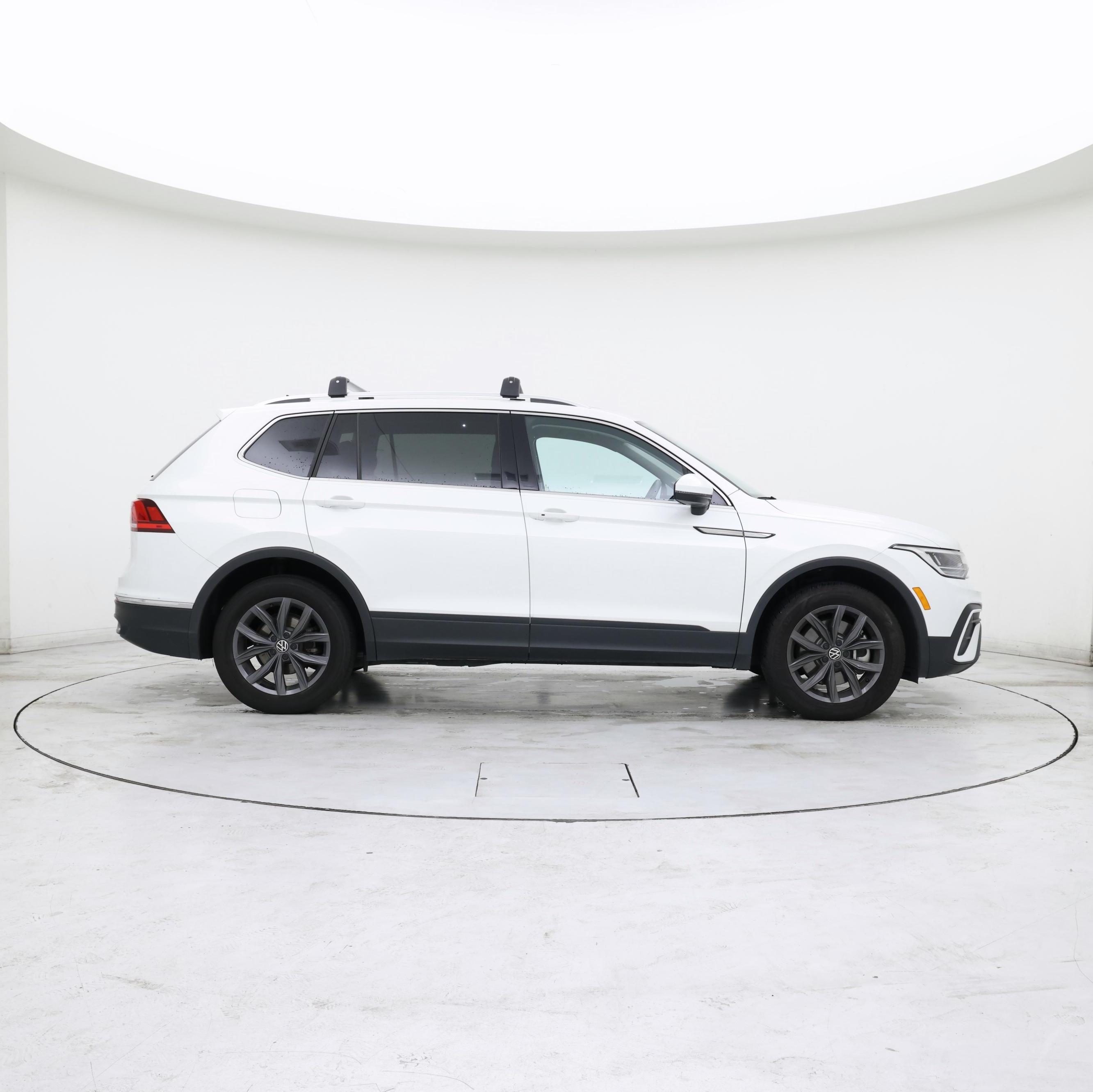 Thumbnail: 2023 Volkswagen Tiguan - 7
