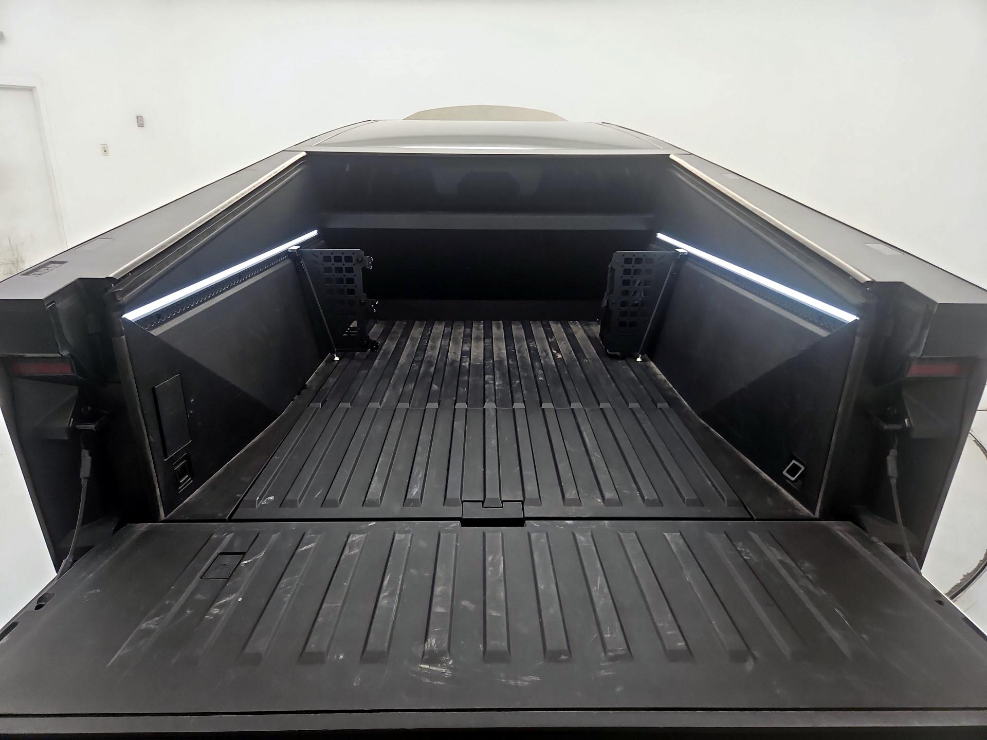 Thumbnail: 2025 Tesla Cybertruck - 20