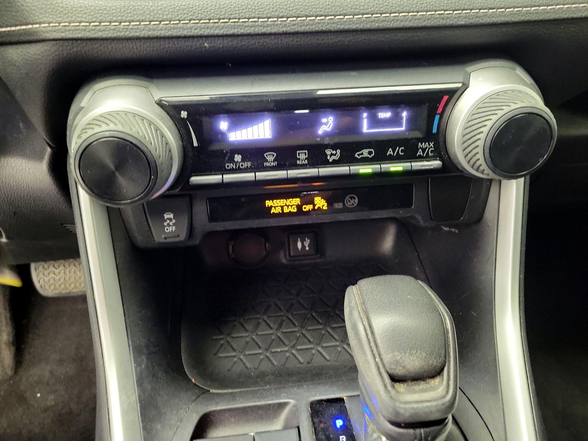 Thumbnail: 2019 Toyota RAV4 - 16