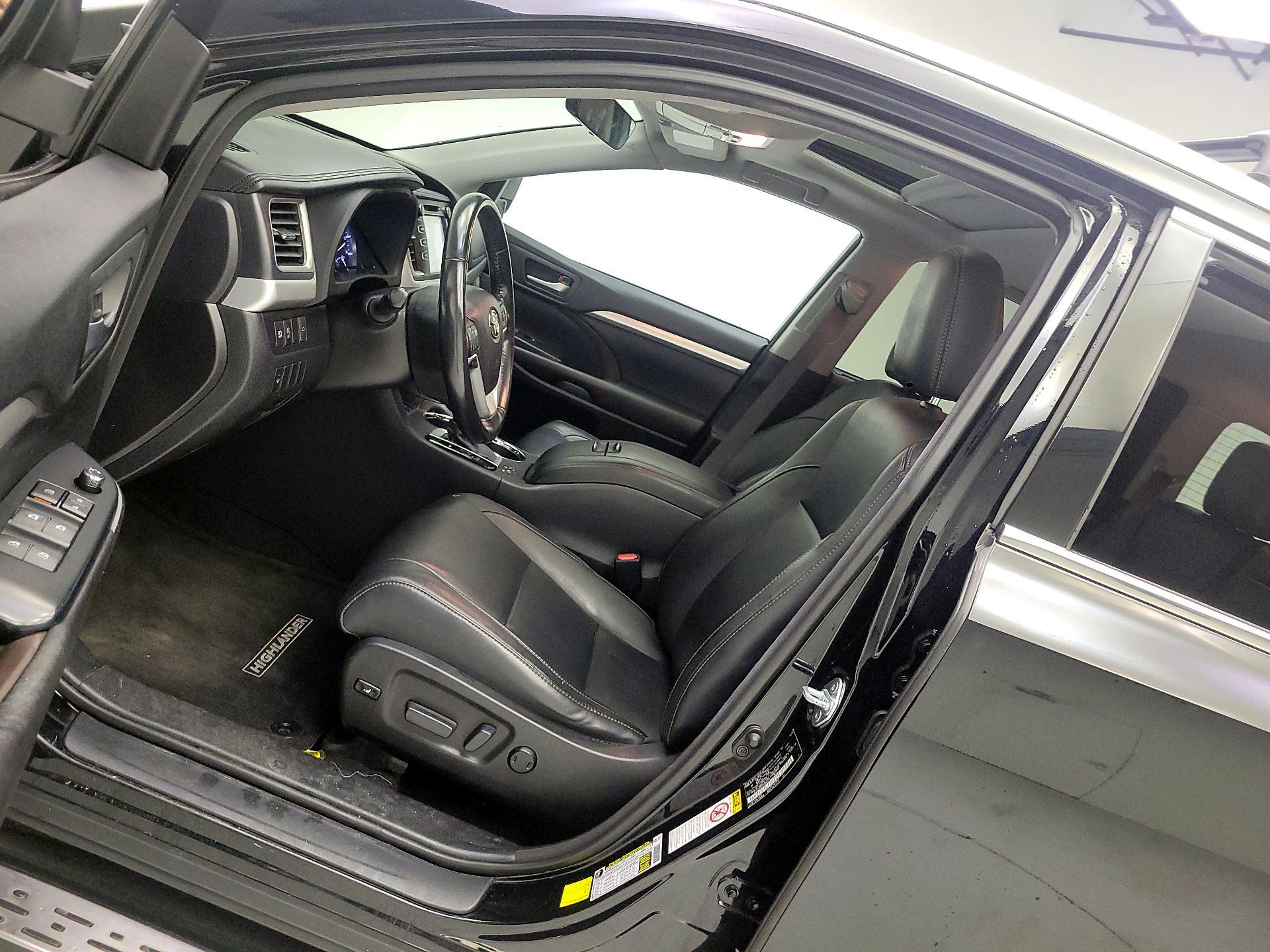 Thumbnail: 2017 Toyota Highlander - 11