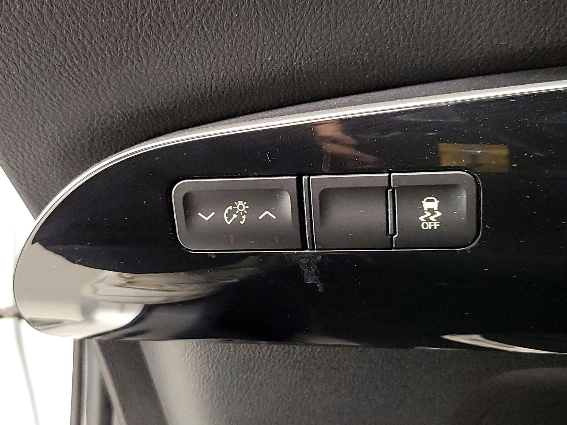 Thumbnail: 2016 Toyota Prius - 13