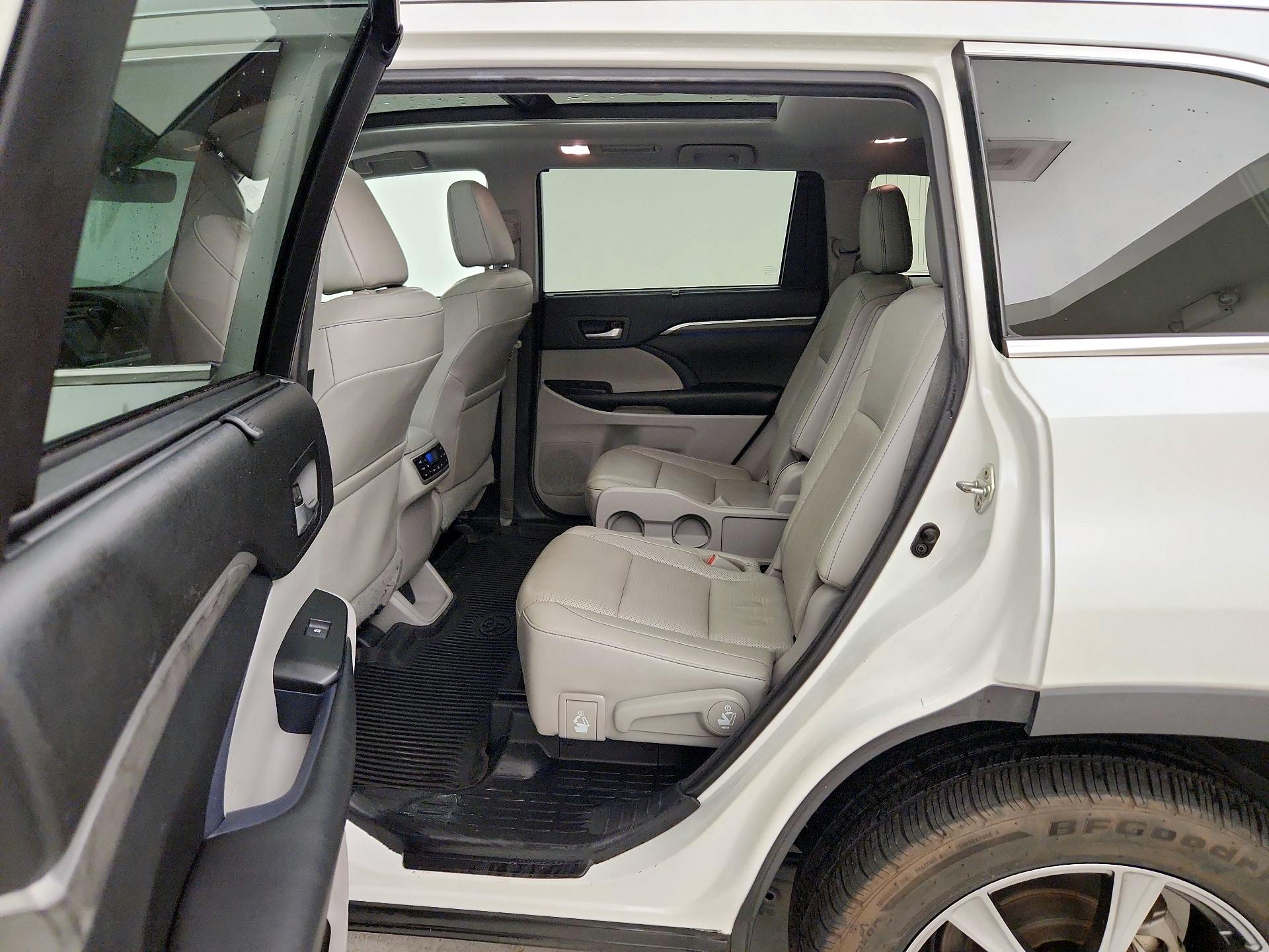 Thumbnail: 2017 Toyota Highlander - 20