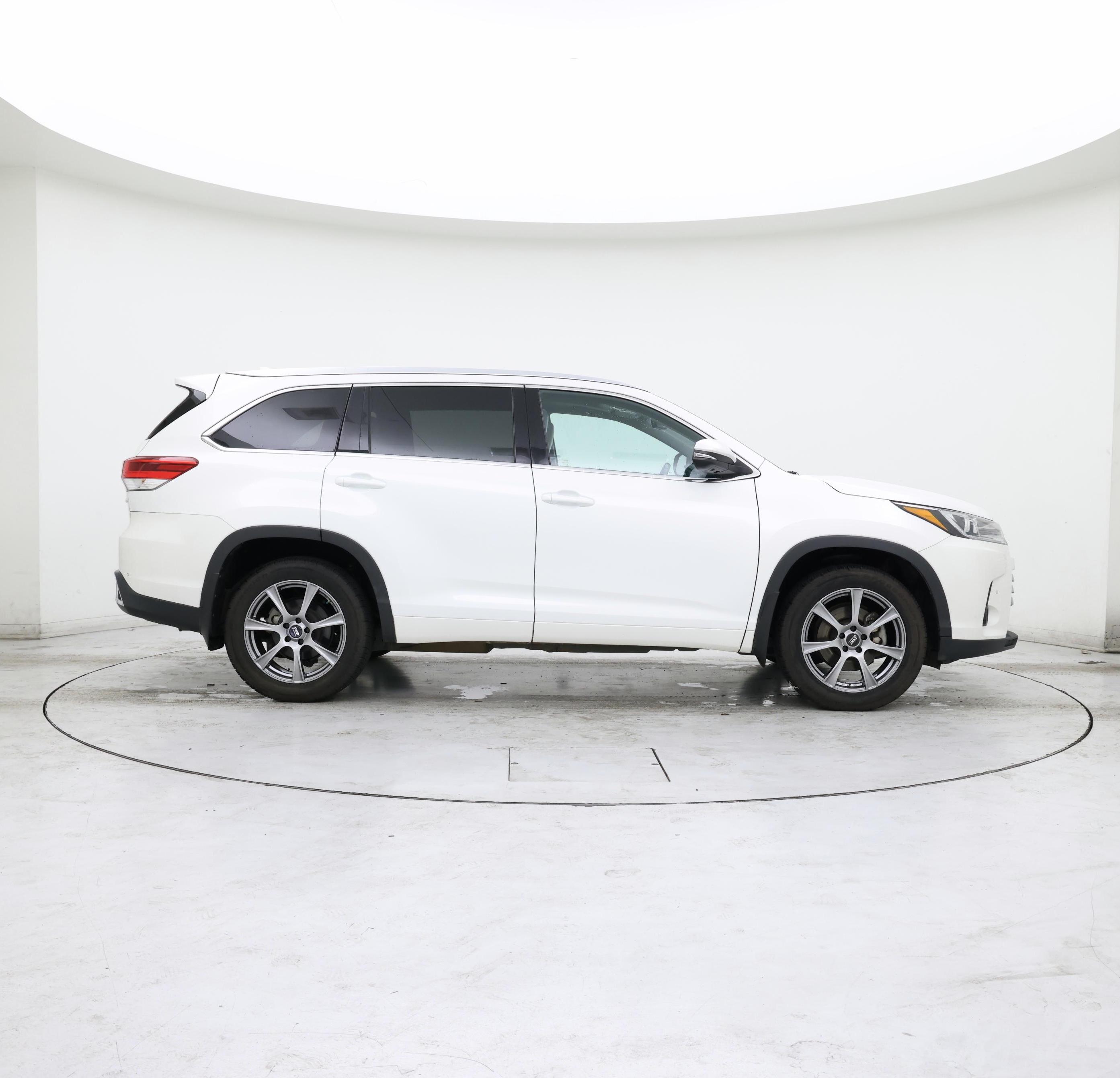 Thumbnail: 2017 Toyota Highlander - 7