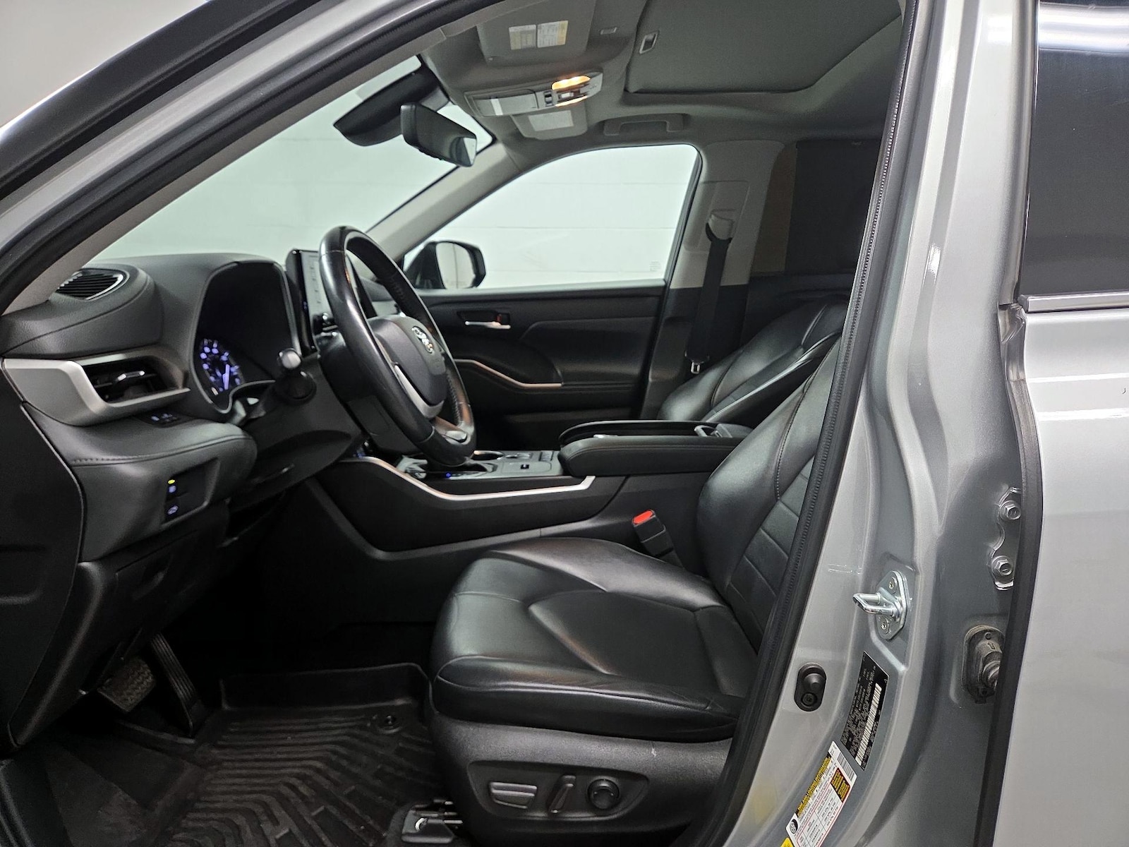 2022 Toyota Highlander XLE - Photo 12