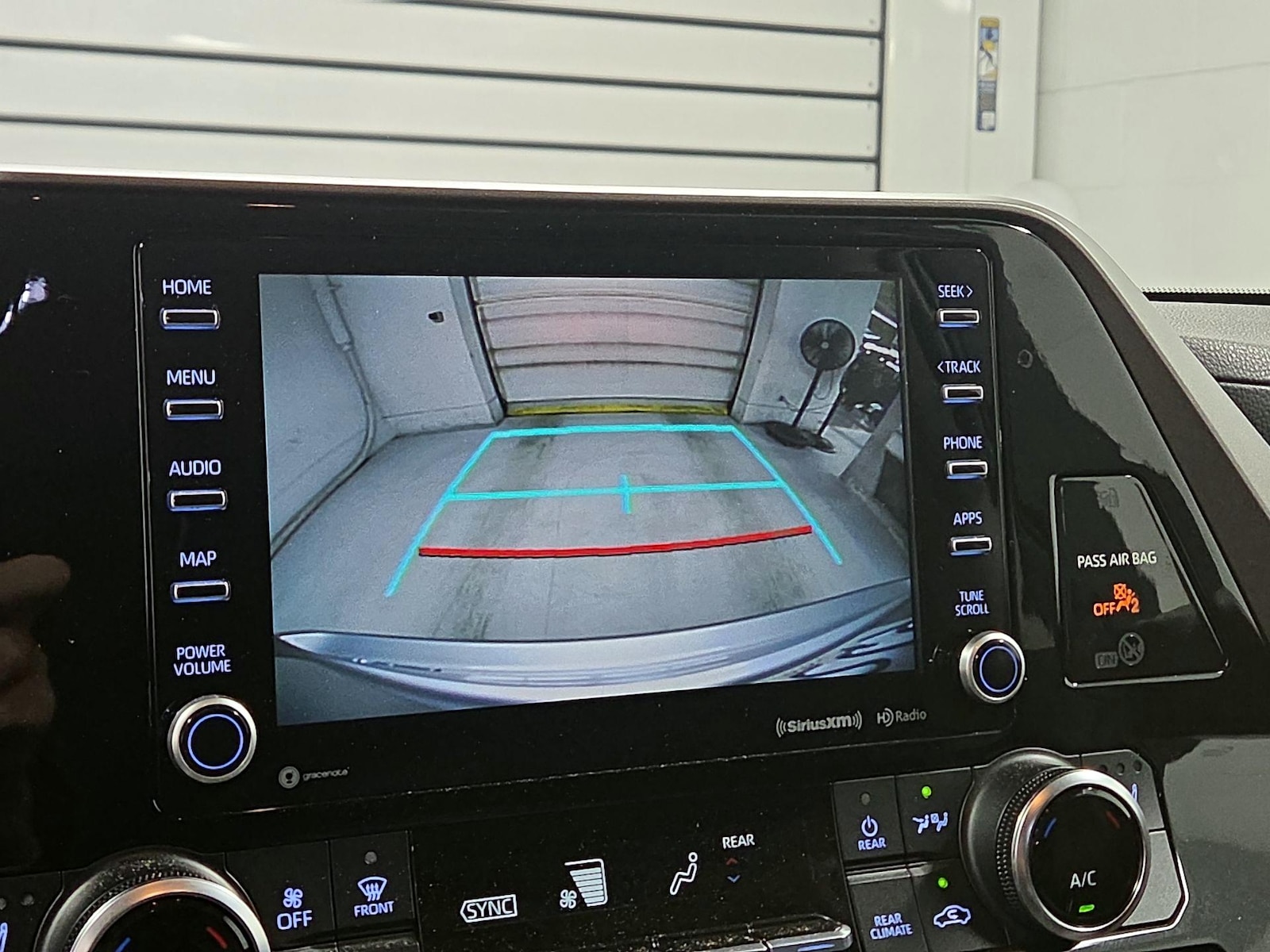 2022 Toyota Highlander XLE - Photo 14