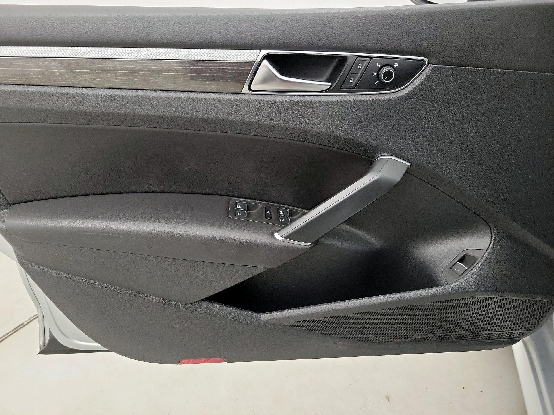 Thumbnail: 2017 Volkswagen Passat - 12