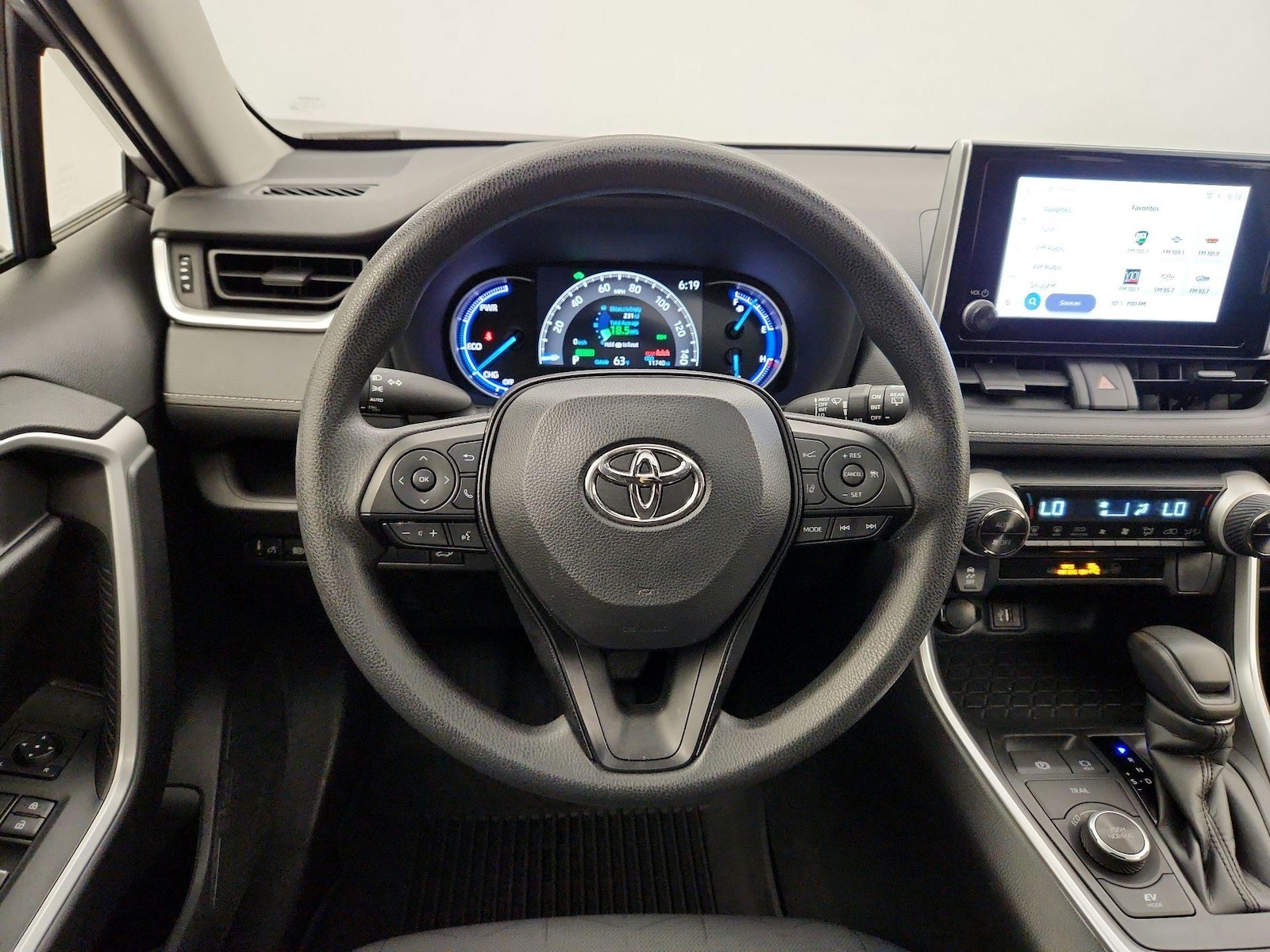 2025 Toyota RAV4 XLE - Photo 11