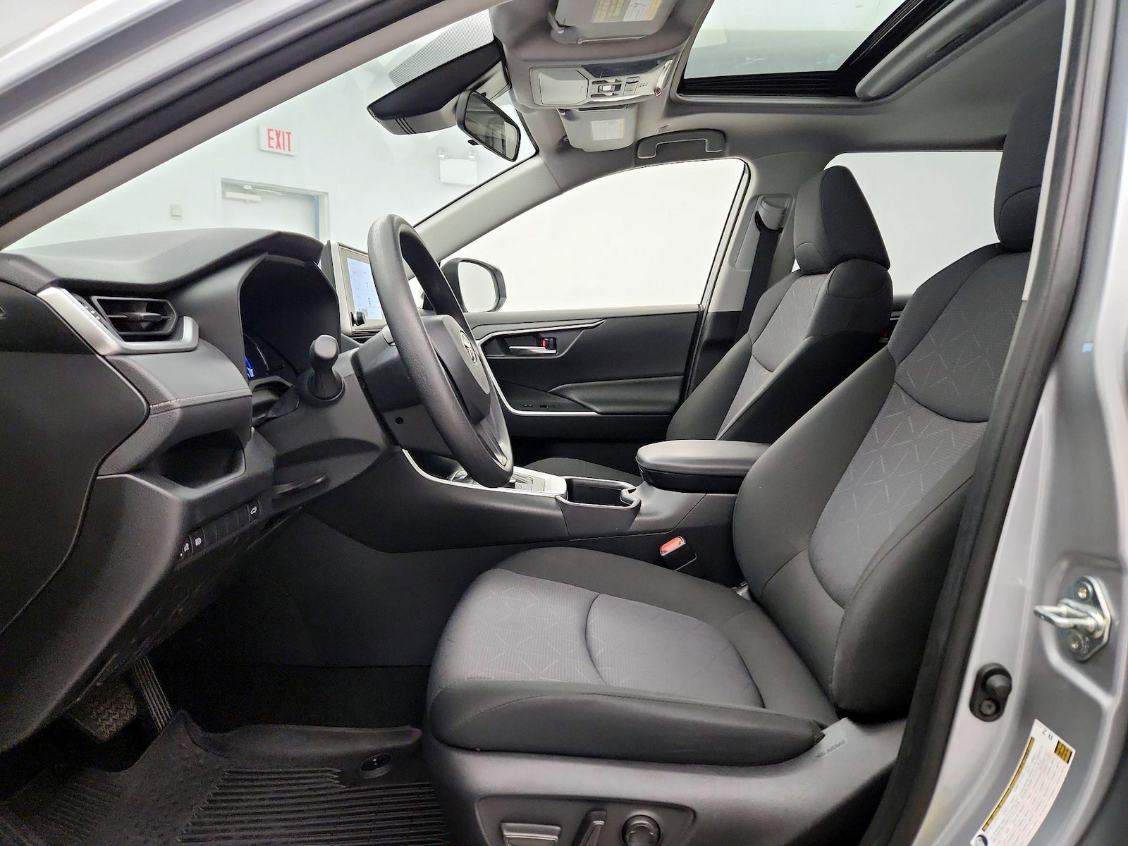 2025 Toyota RAV4 XLE - Photo 12