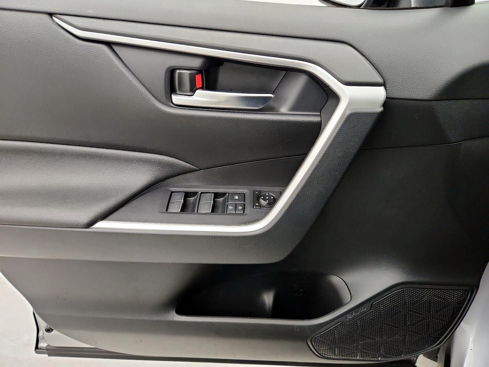 2025 Toyota RAV4 XLE - Photo 13