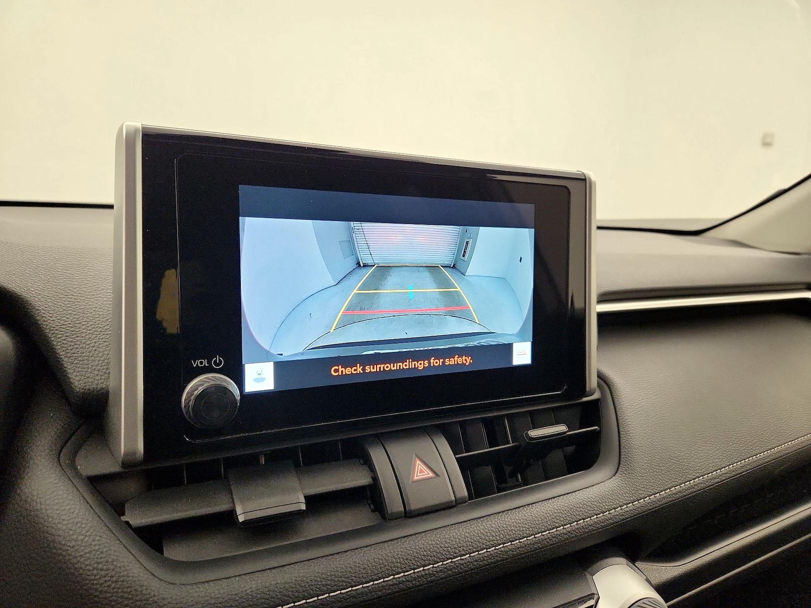 2025 Toyota RAV4 XLE - Photo 15