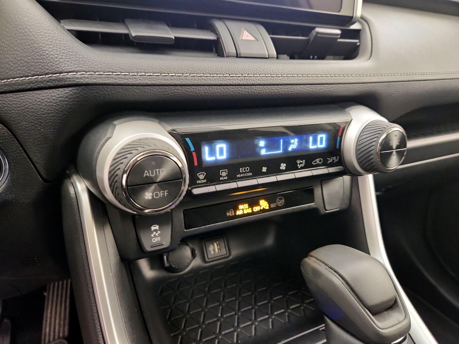 2025 Toyota RAV4 XLE - Photo 17