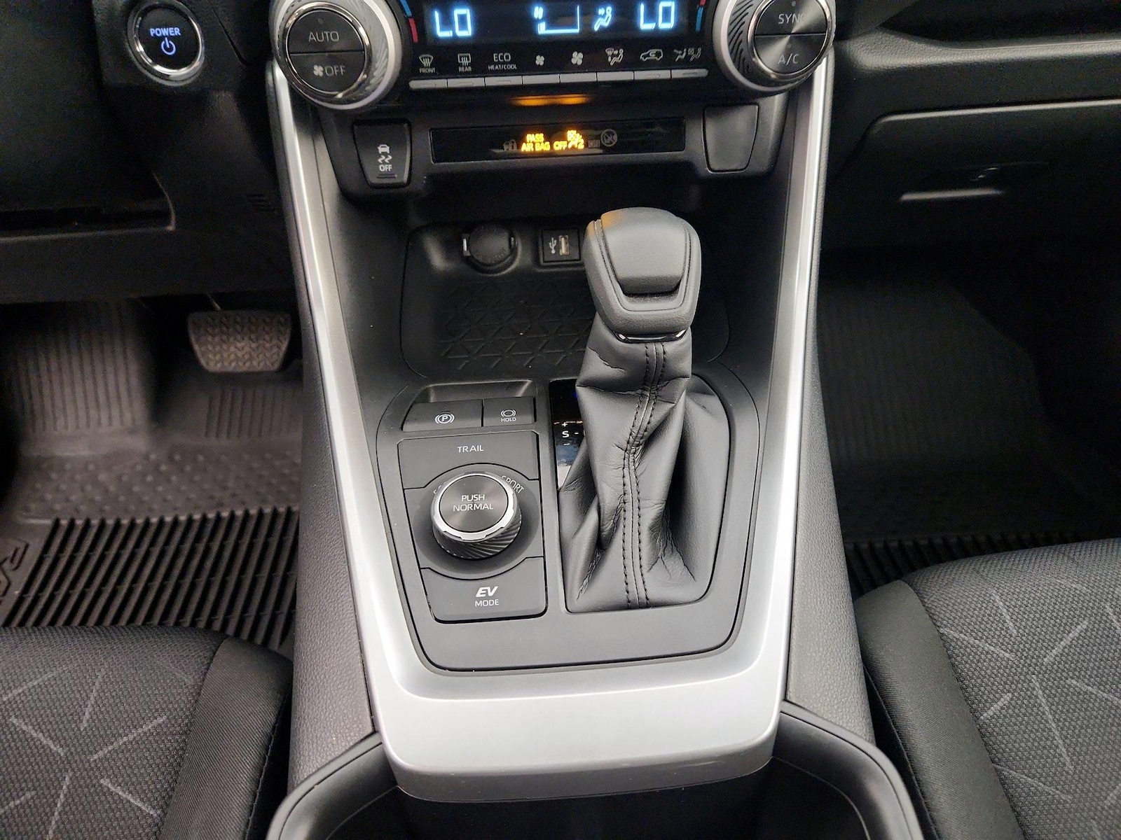 2025 Toyota RAV4 XLE - Photo 18