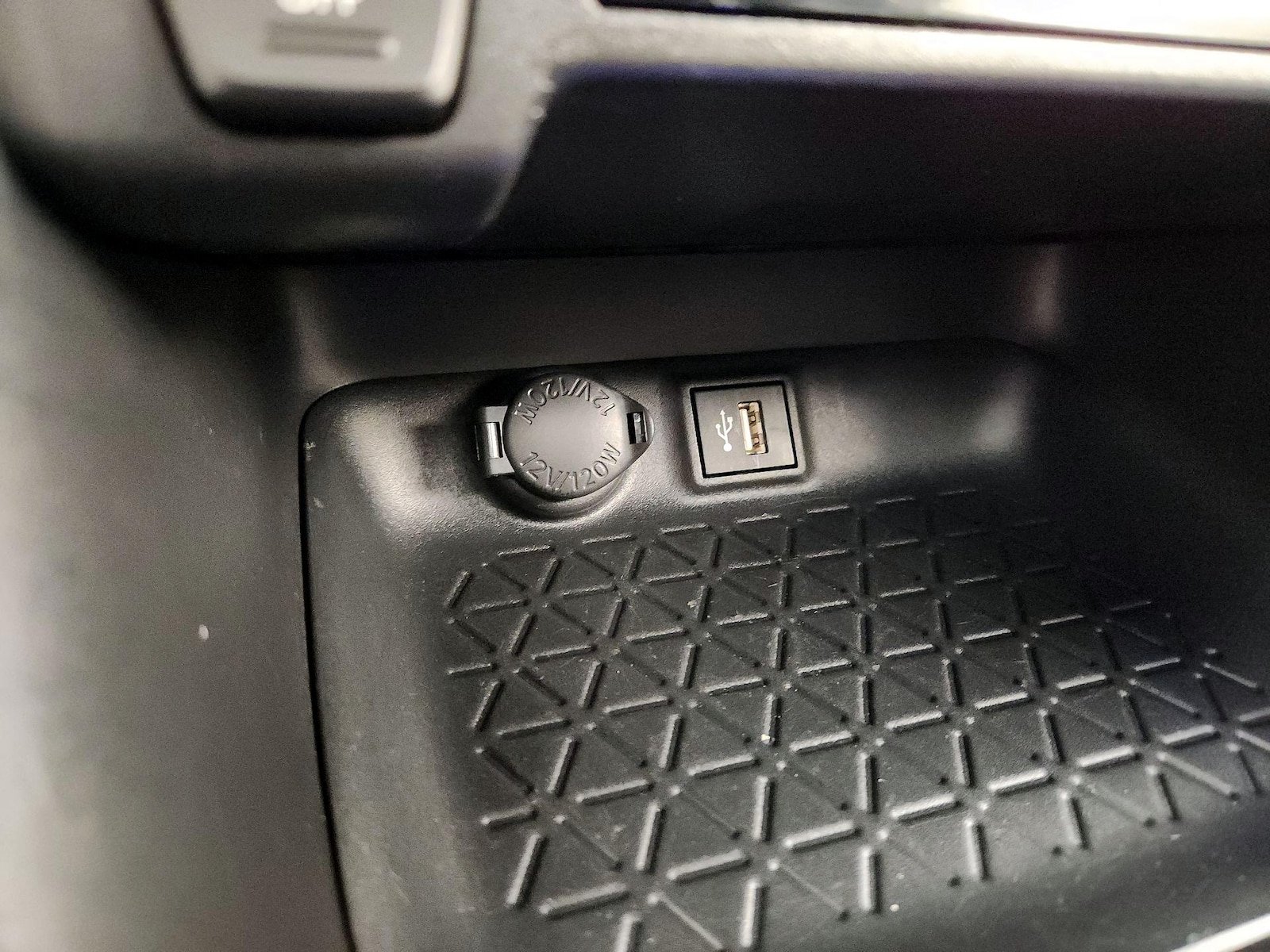 2025 Toyota RAV4 XLE - Photo 19