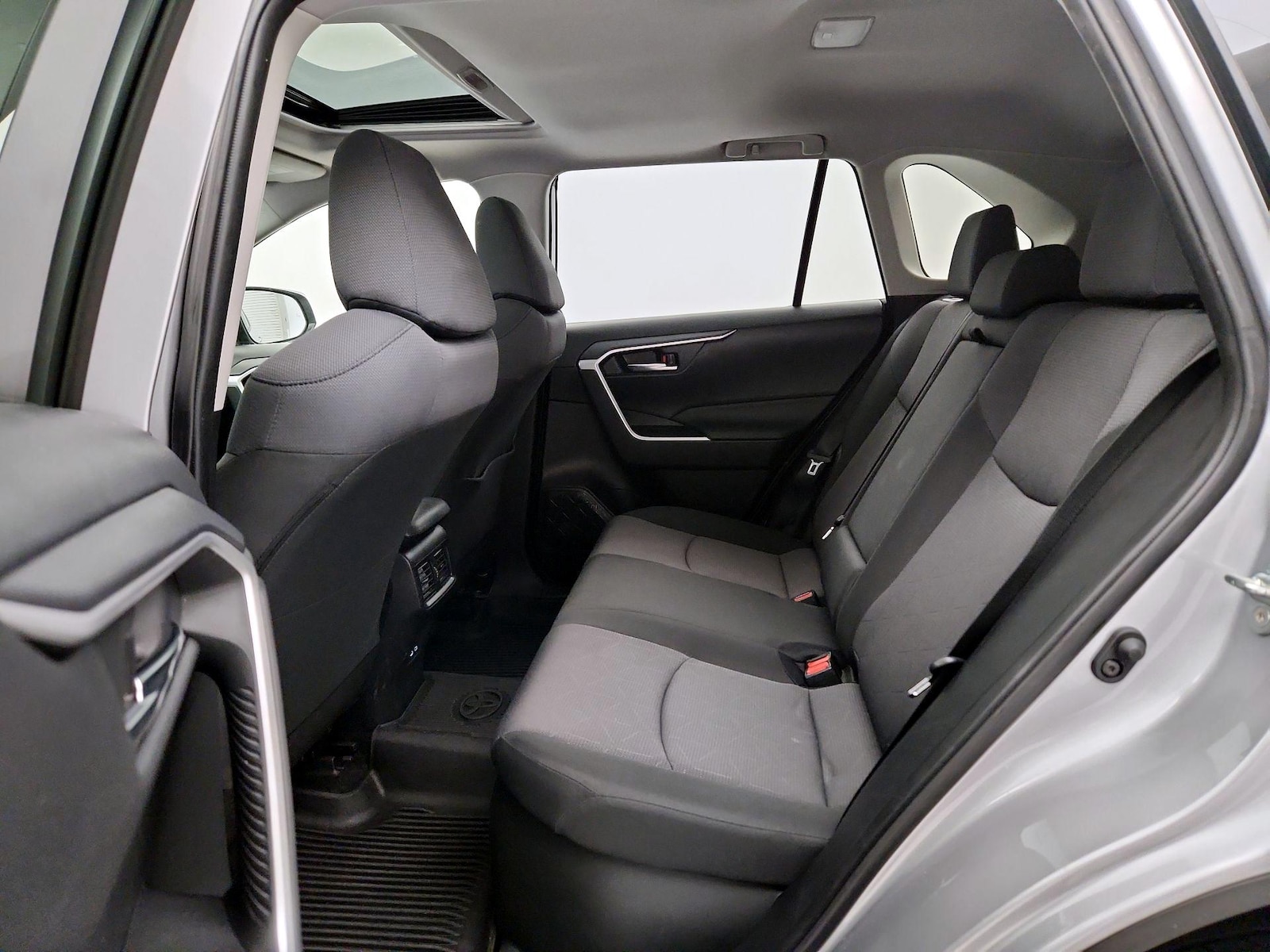 2025 Toyota RAV4 XLE - Photo 21