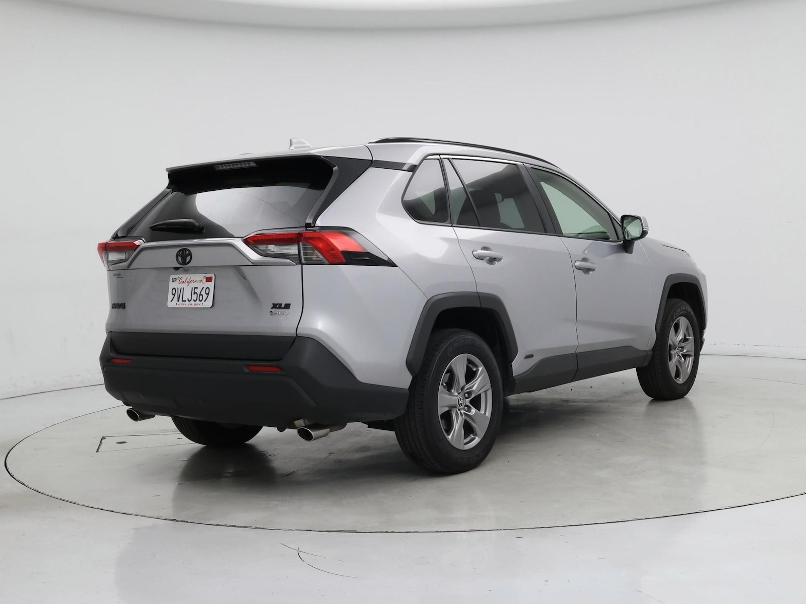 2025 Toyota RAV4 XLE - Photo 9