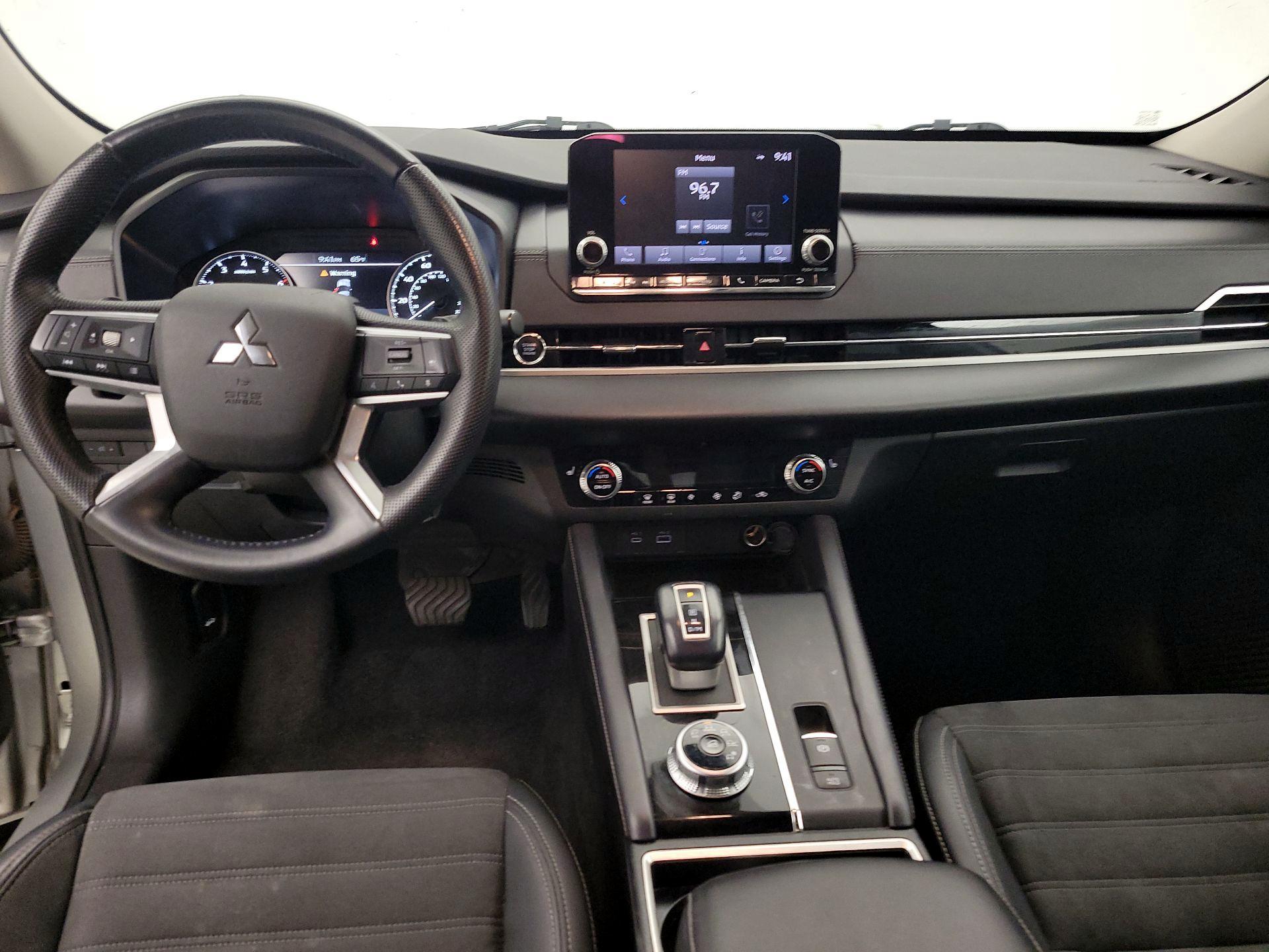 Thumbnail: 2023 Mitsubishi Outlander - 9