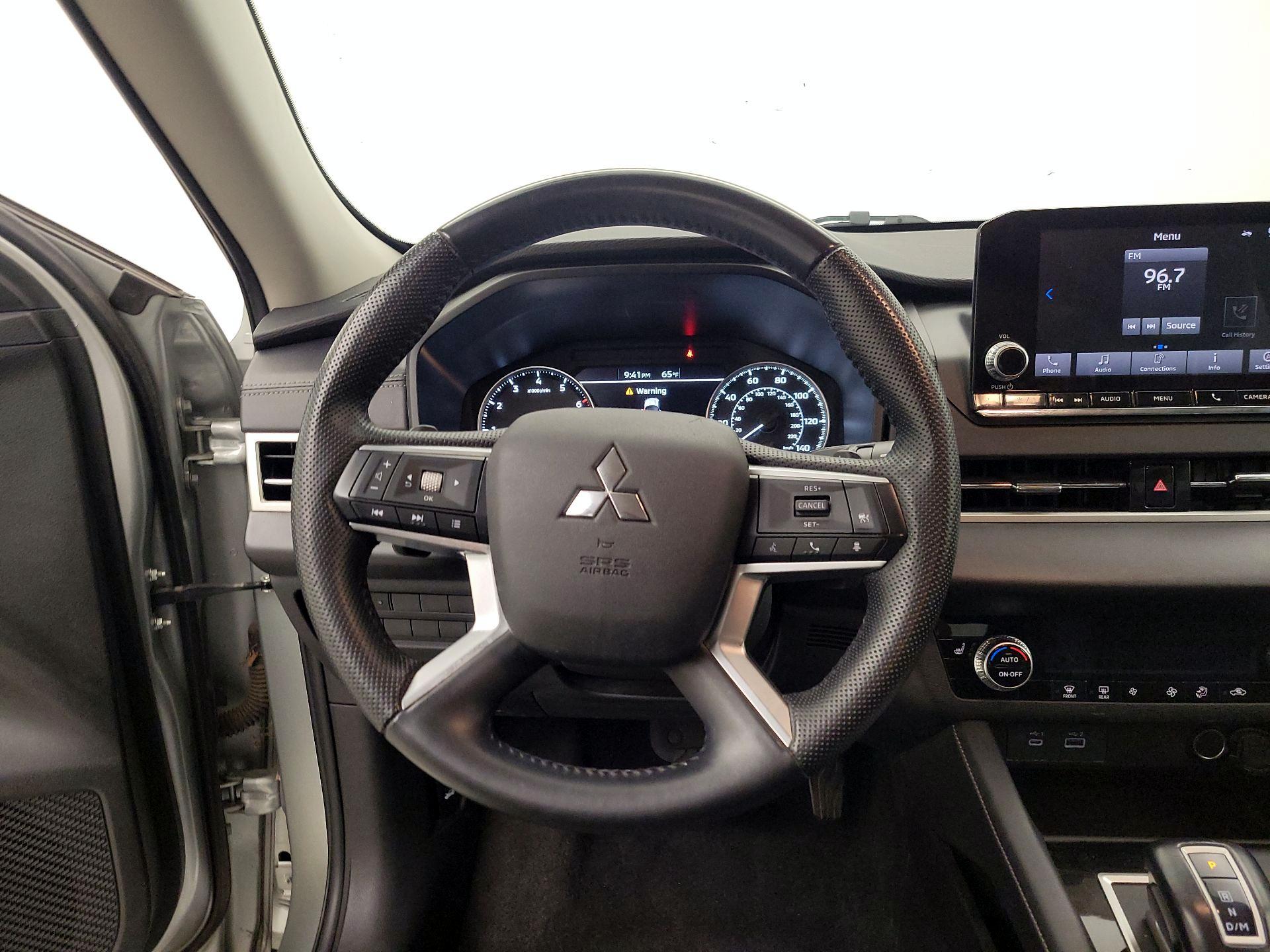 Thumbnail: 2023 Mitsubishi Outlander - 10