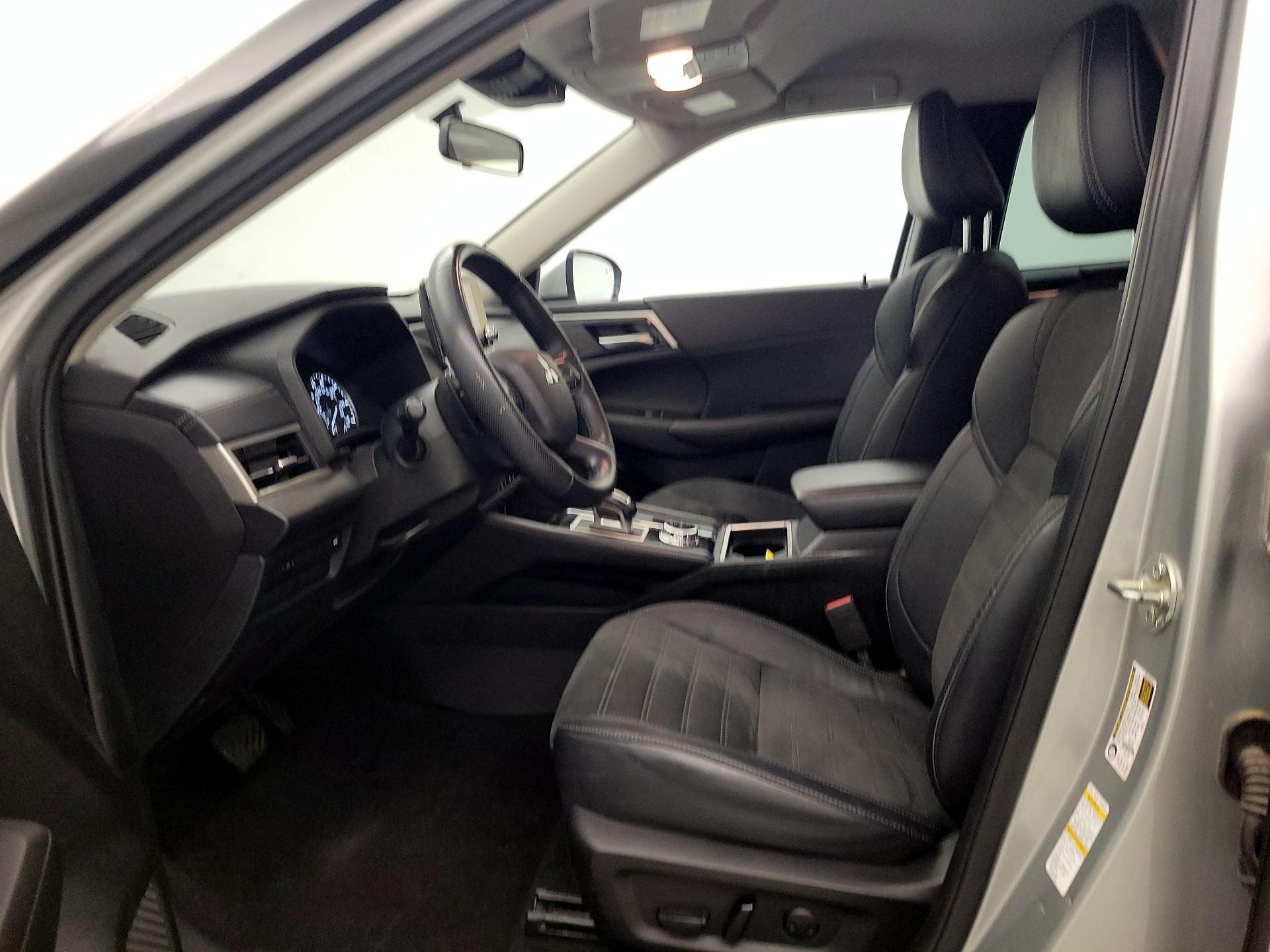 Thumbnail: 2023 Mitsubishi Outlander - 11