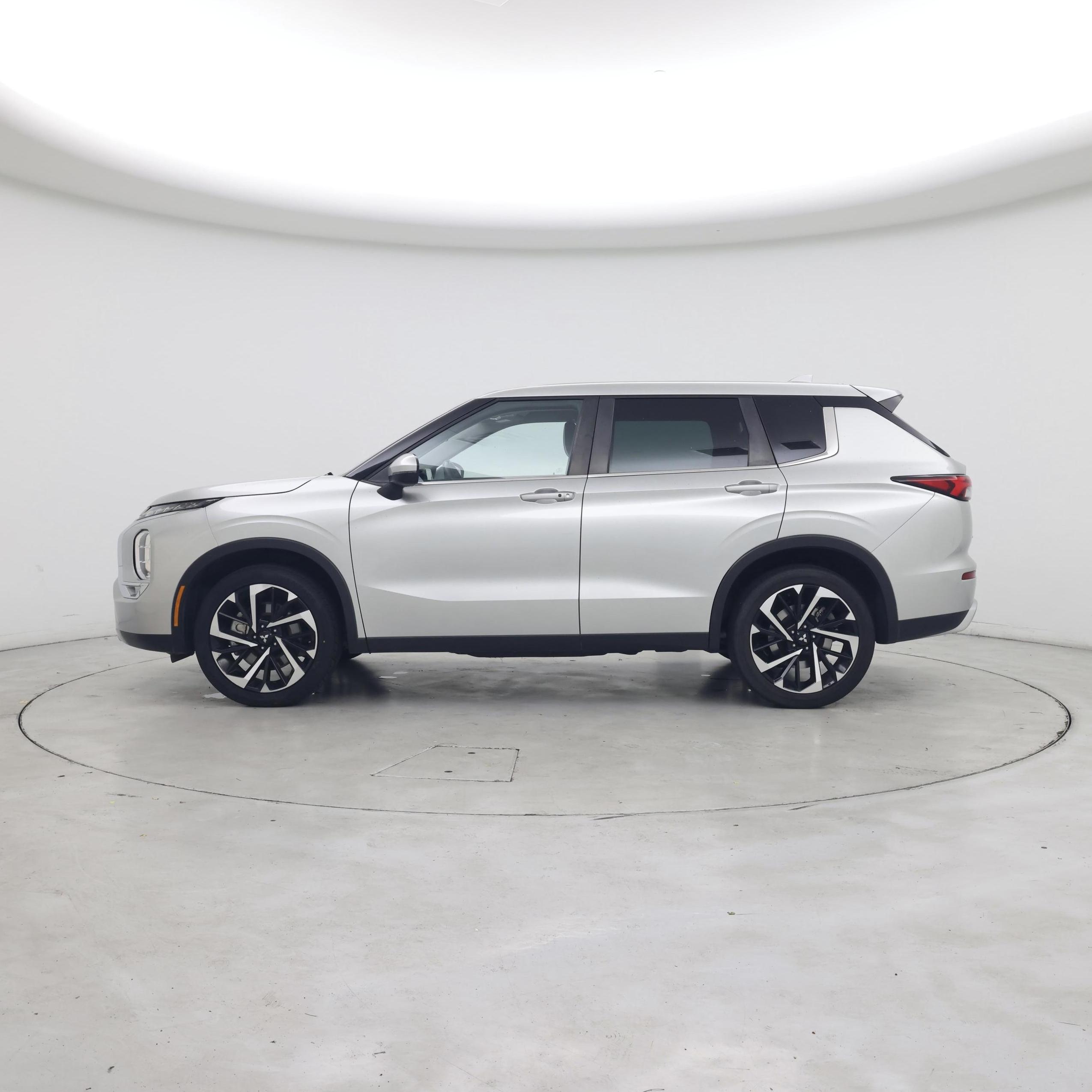 Thumbnail: 2023 Mitsubishi Outlander - 3