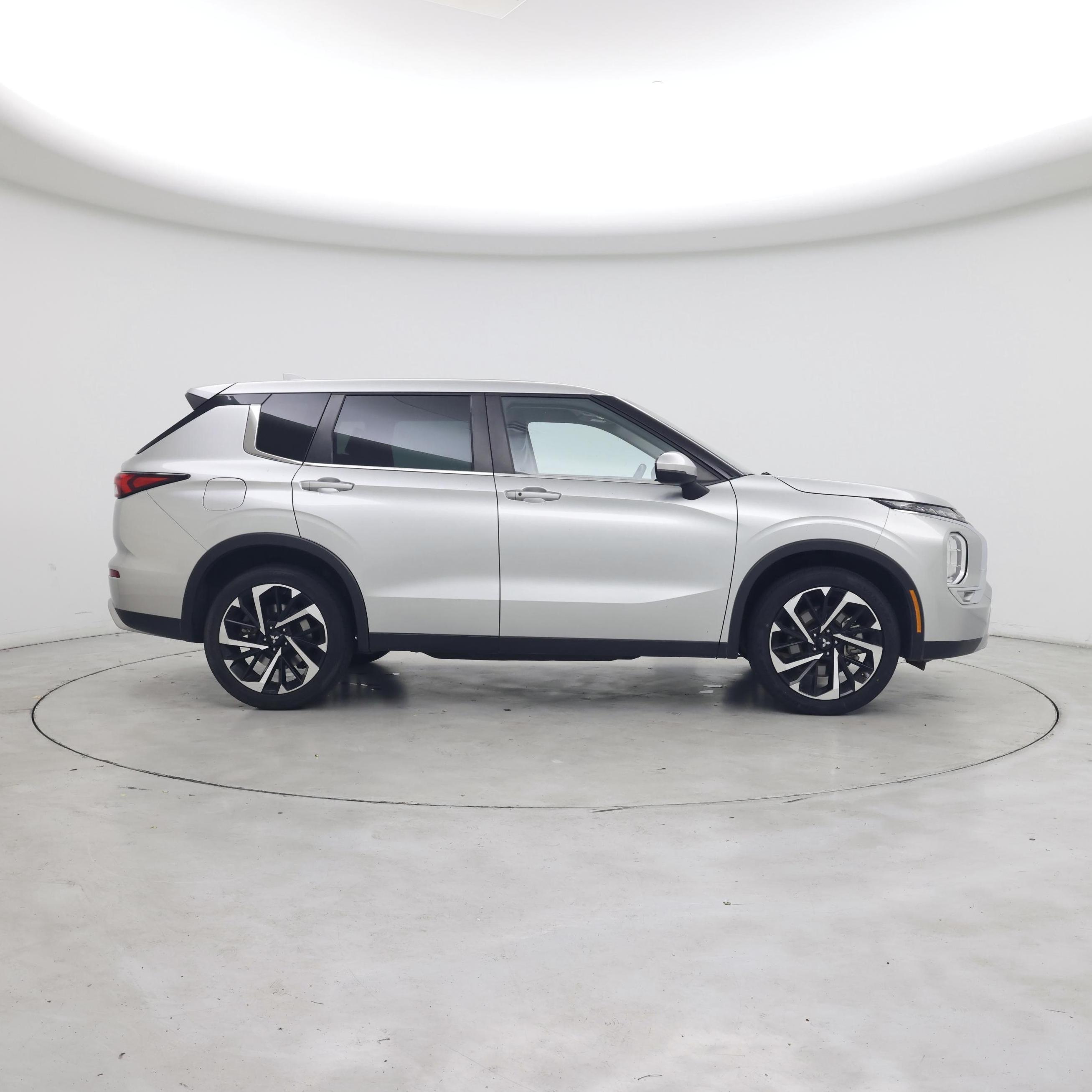 Thumbnail: 2023 Mitsubishi Outlander - 7