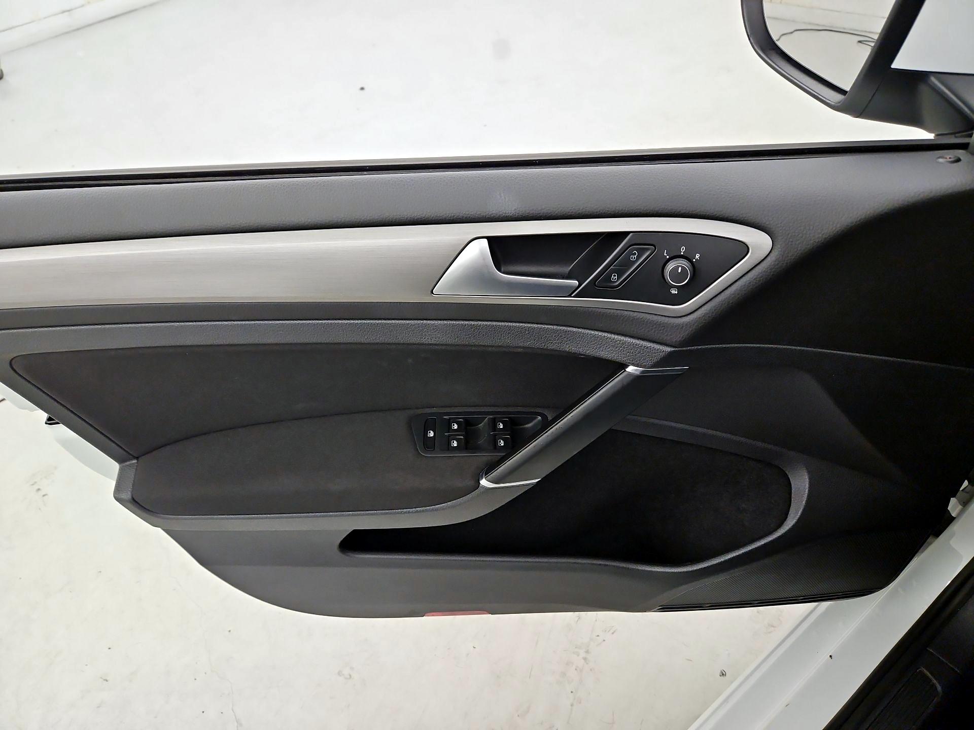 Thumbnail: 2016 Volkswagen Golf - 12