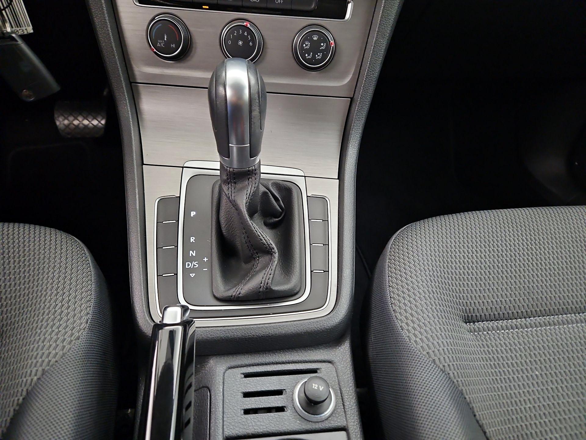 Thumbnail: 2016 Volkswagen Golf - 16