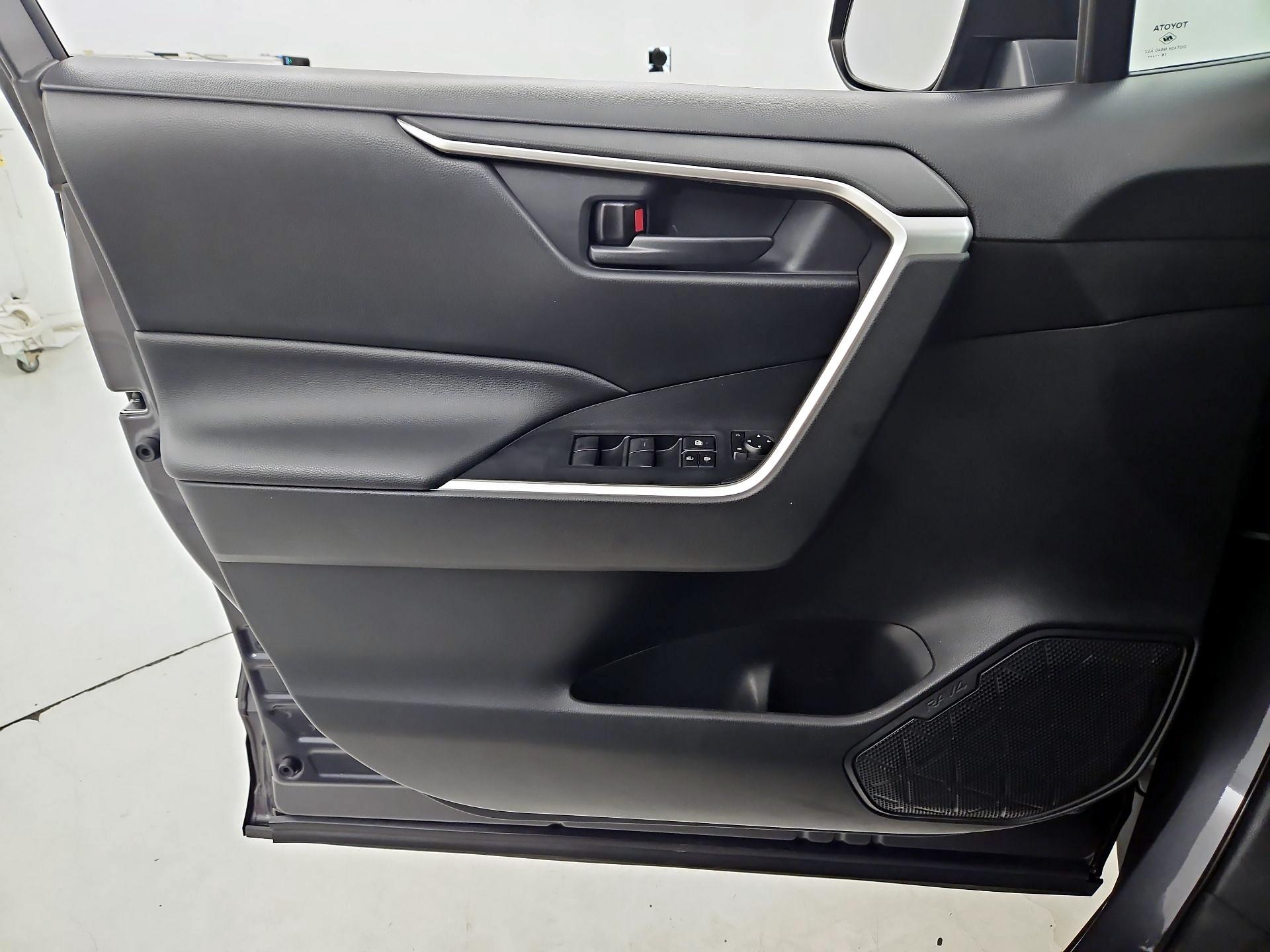Thumbnail: 2019 Toyota RAV4 - 12