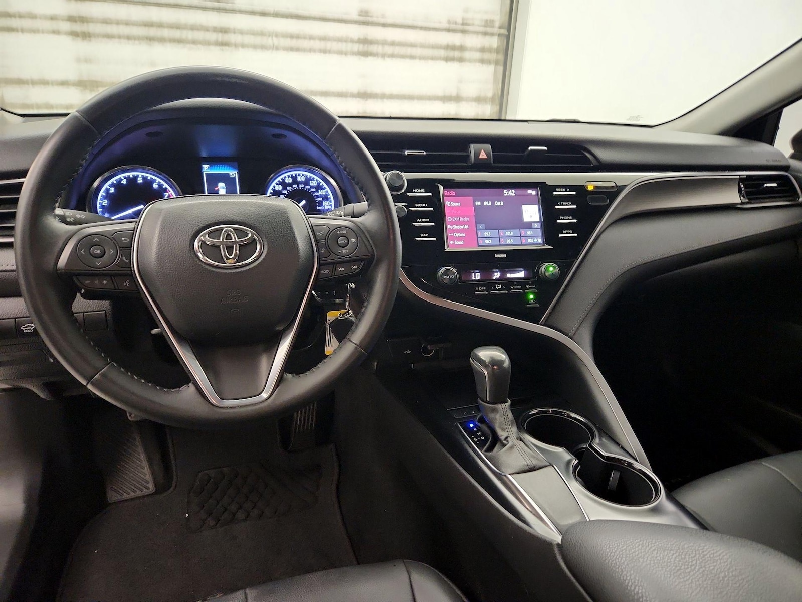 2020 Toyota Camry SE - Photo 10
