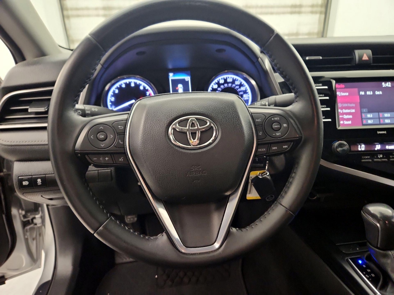 2020 Toyota Camry SE - Photo 11
