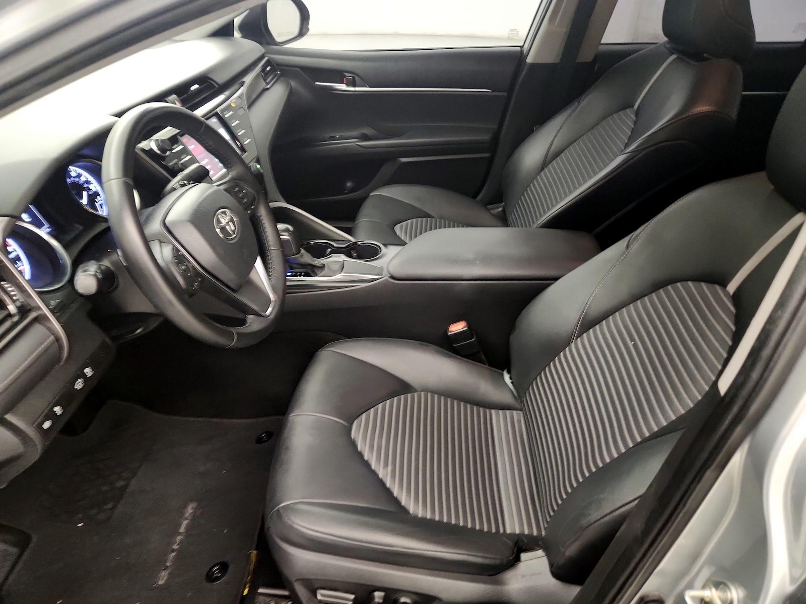 2020 Toyota Camry SE - Photo 12