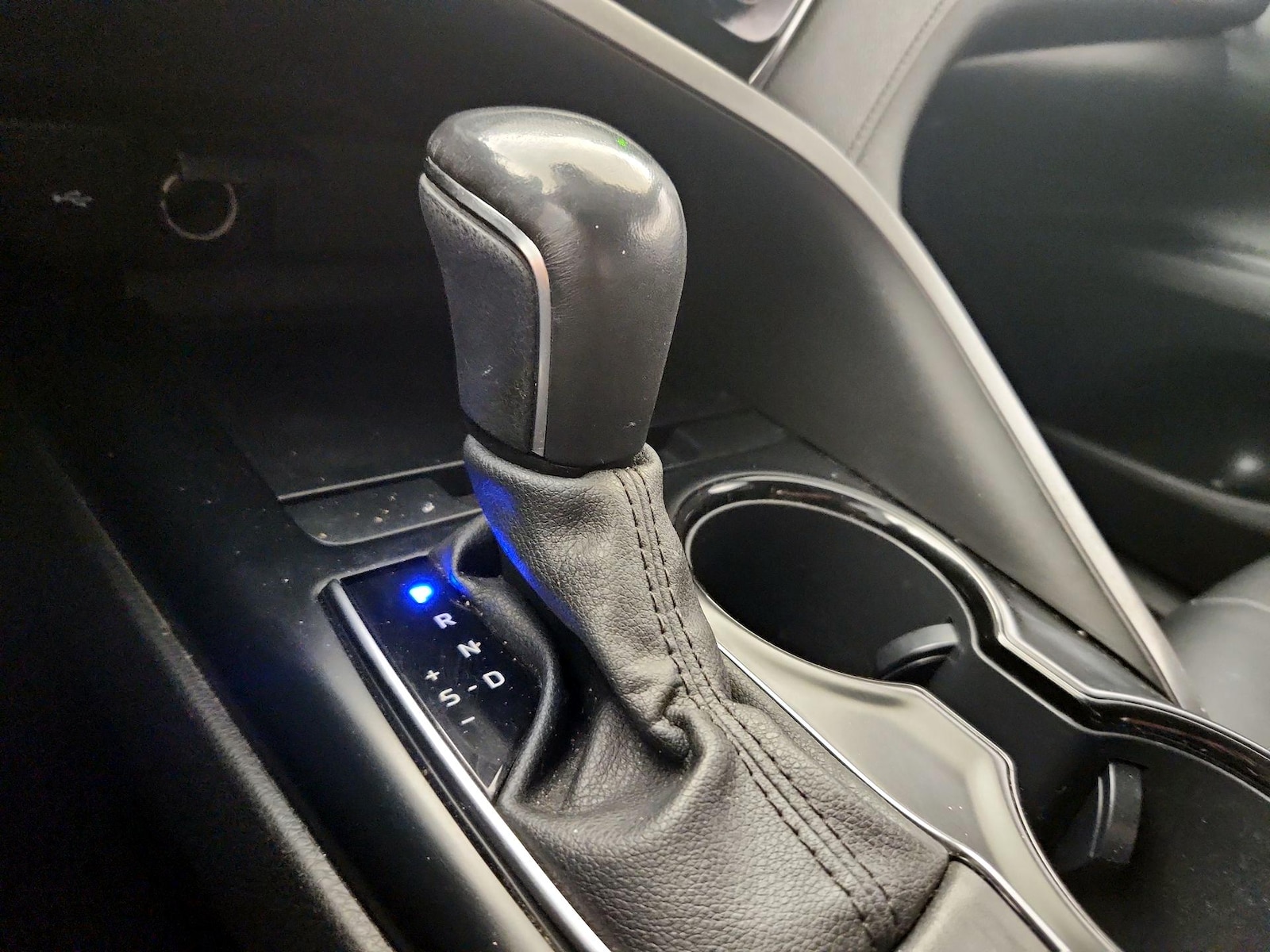 2020 Toyota Camry SE - Photo 18