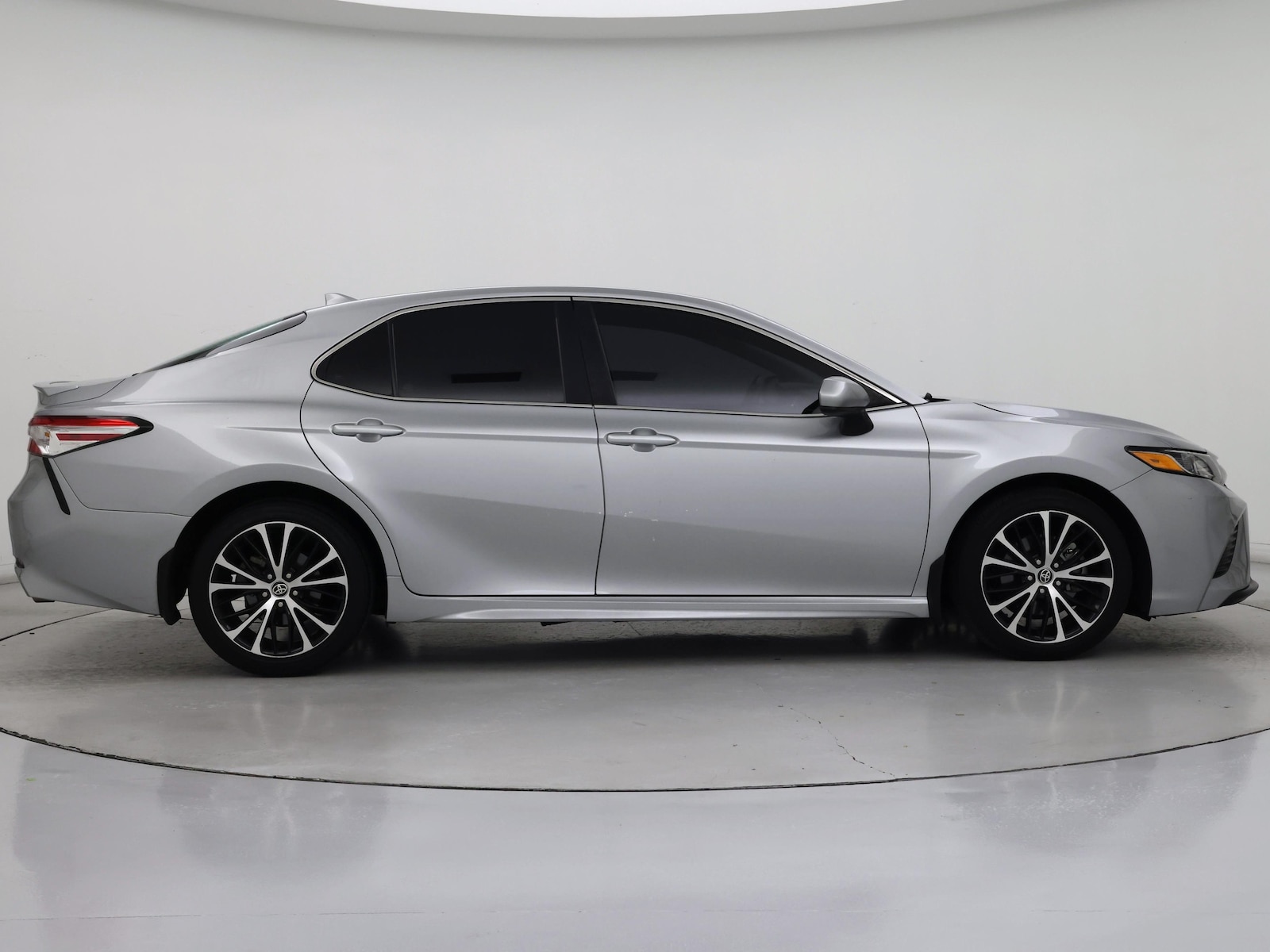 2020 Toyota Camry SE - Photo 8