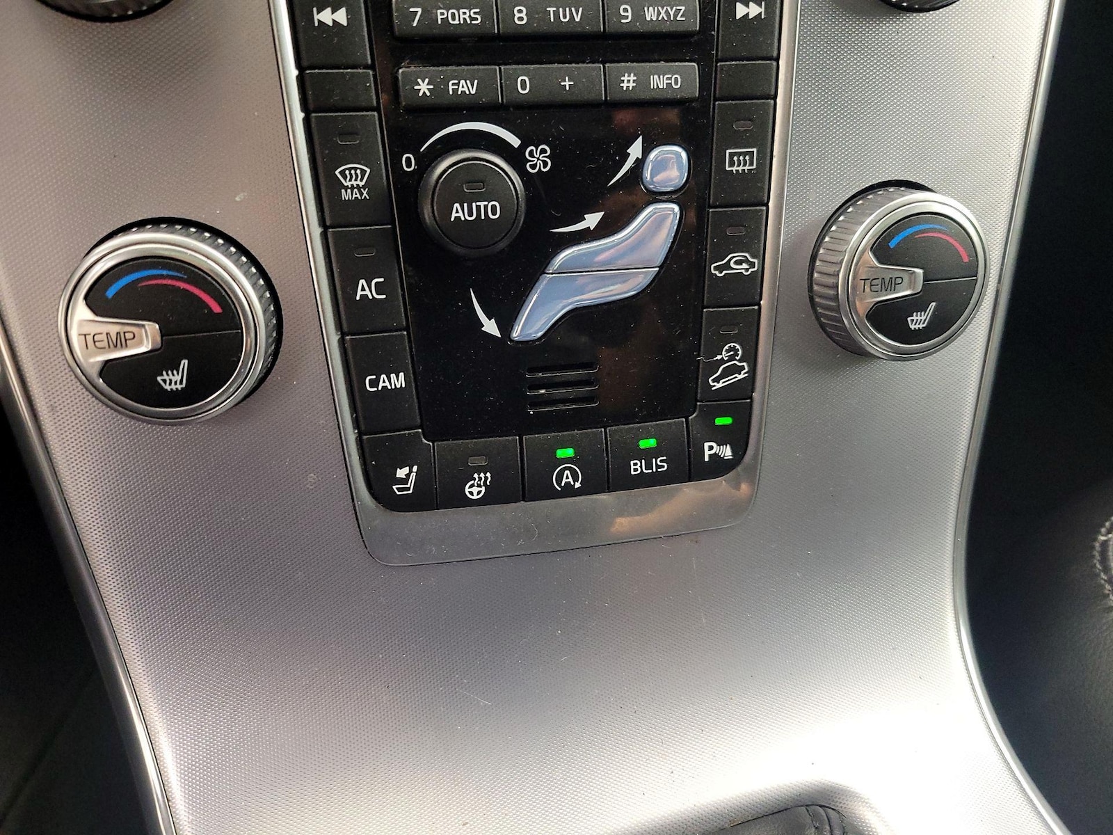 2018 Volvo V60 Base - Photo 18