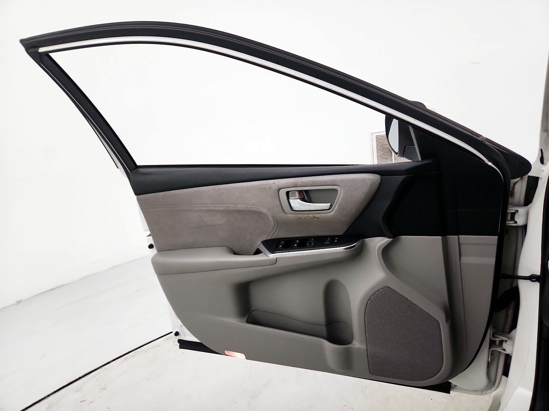 Thumbnail: 2017 Toyota Camry - 12