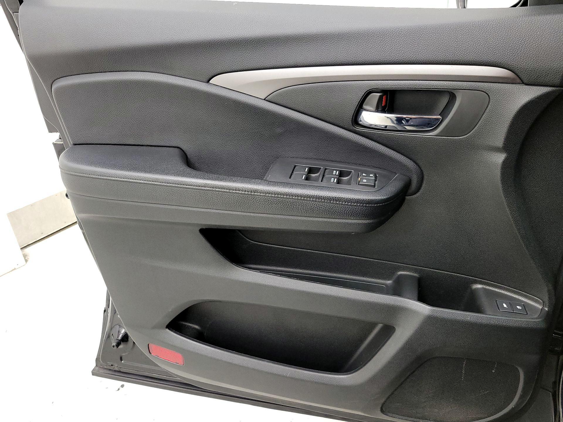 Thumbnail: 2017 Honda Pilot - 12