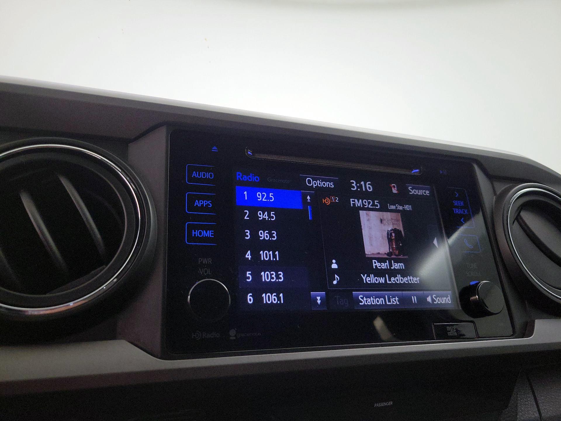 Thumbnail: 2016 Toyota Tacoma - 16