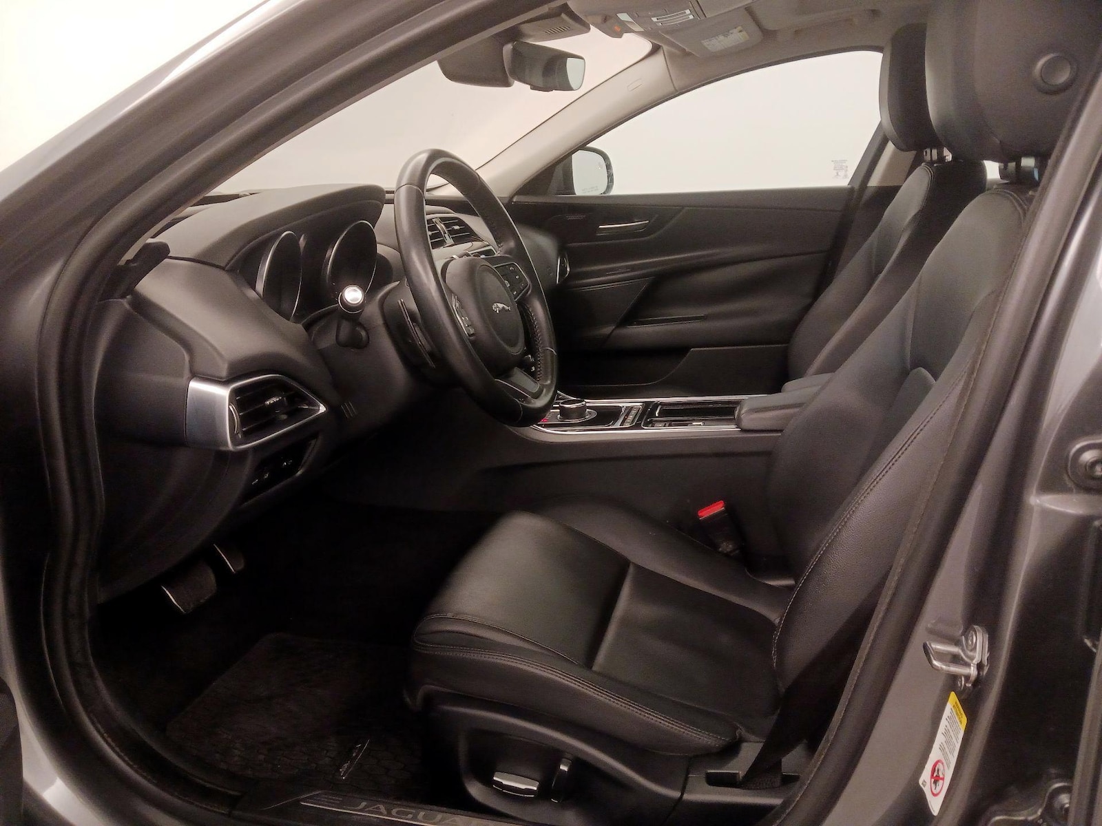 2019 Jaguar XE Premium - Photo 12