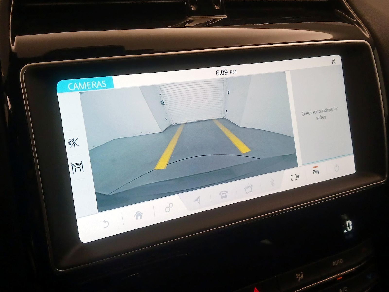 2019 Jaguar XE Premium - Photo 16