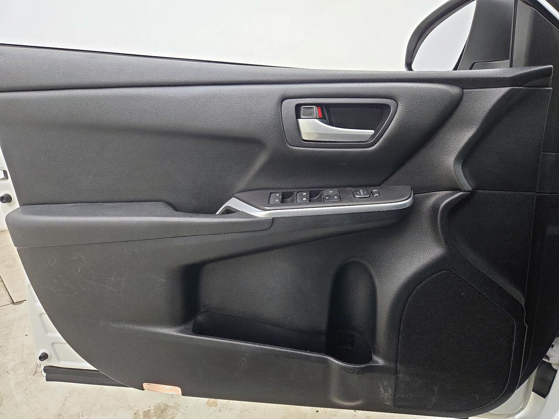Thumbnail: 2015 Toyota Camry - 12