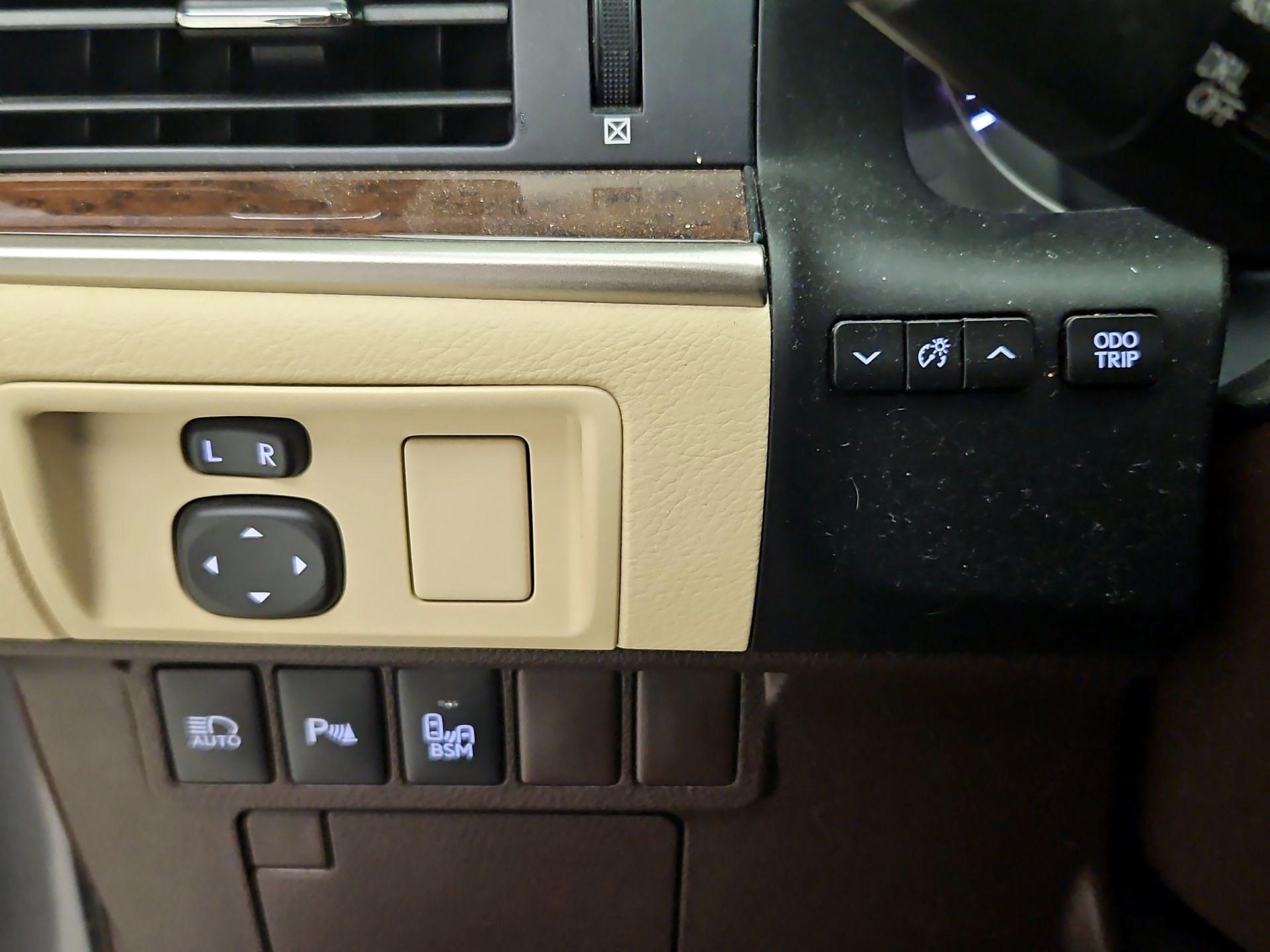 Thumbnail: 2016 Lexus ES - 13